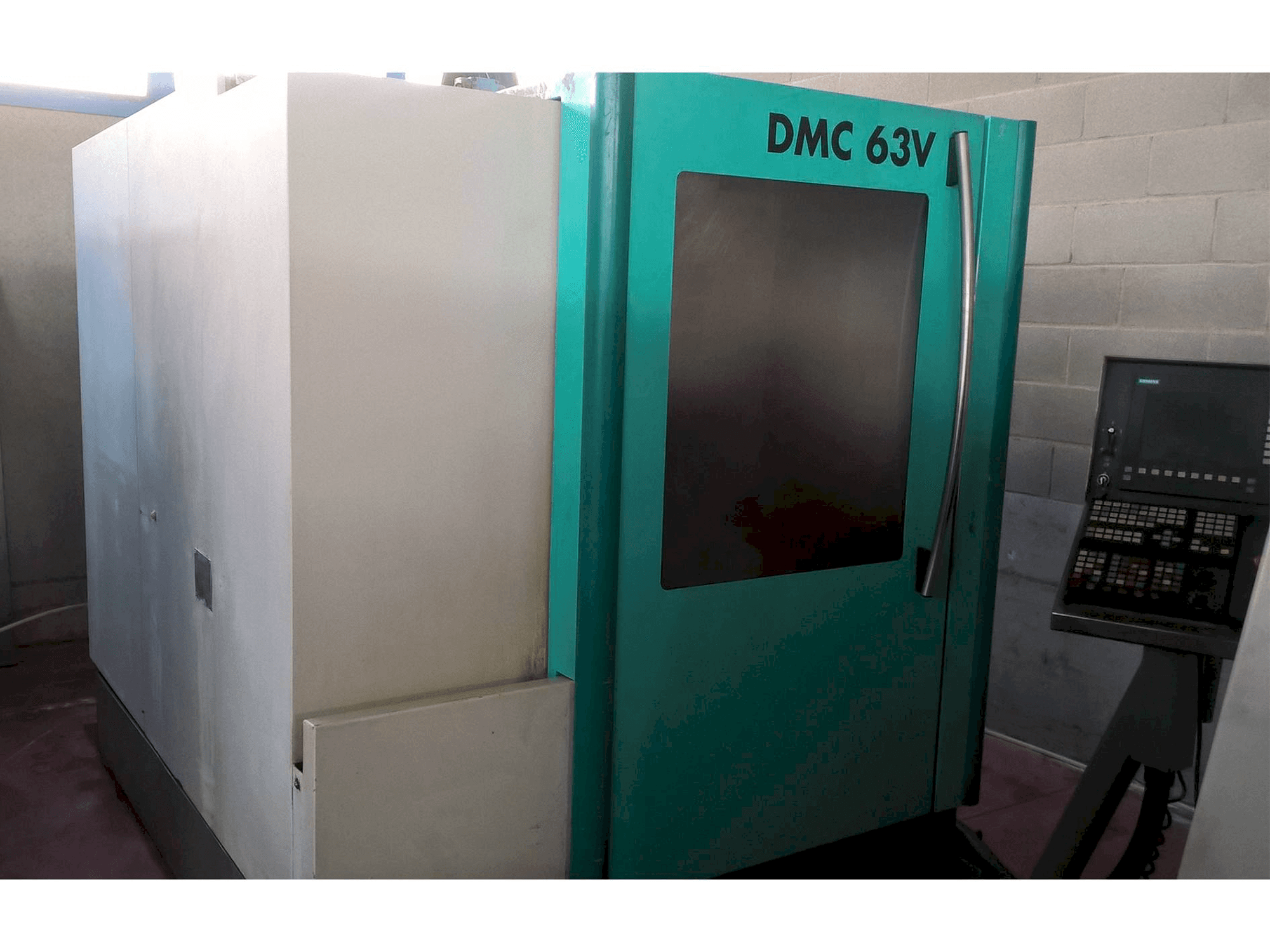 Vista frontal de la máquina DECKEL MAHO DMC 63V