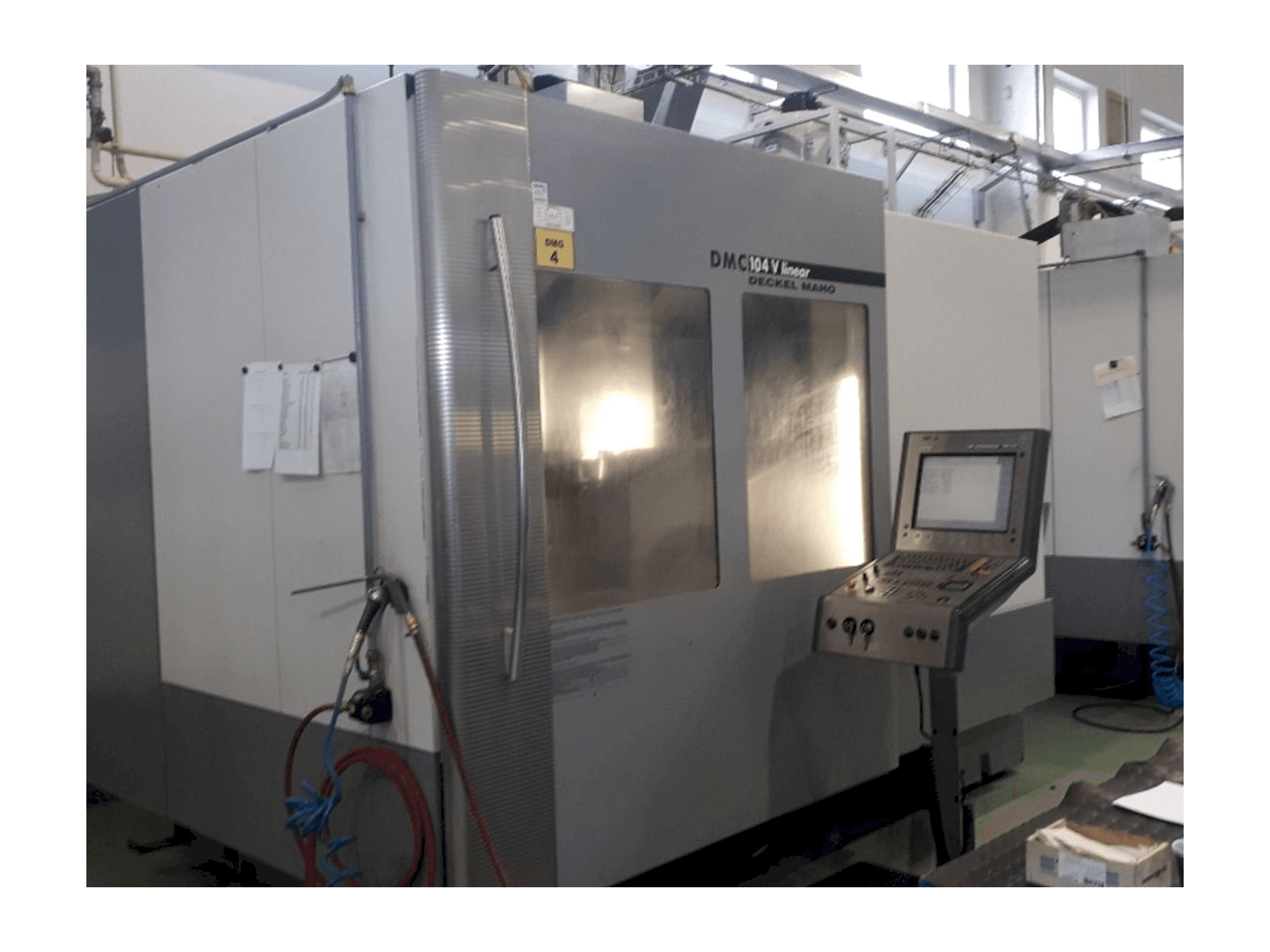 Vista frontal de la máquina DECKEL MAHO DMC 104 linear