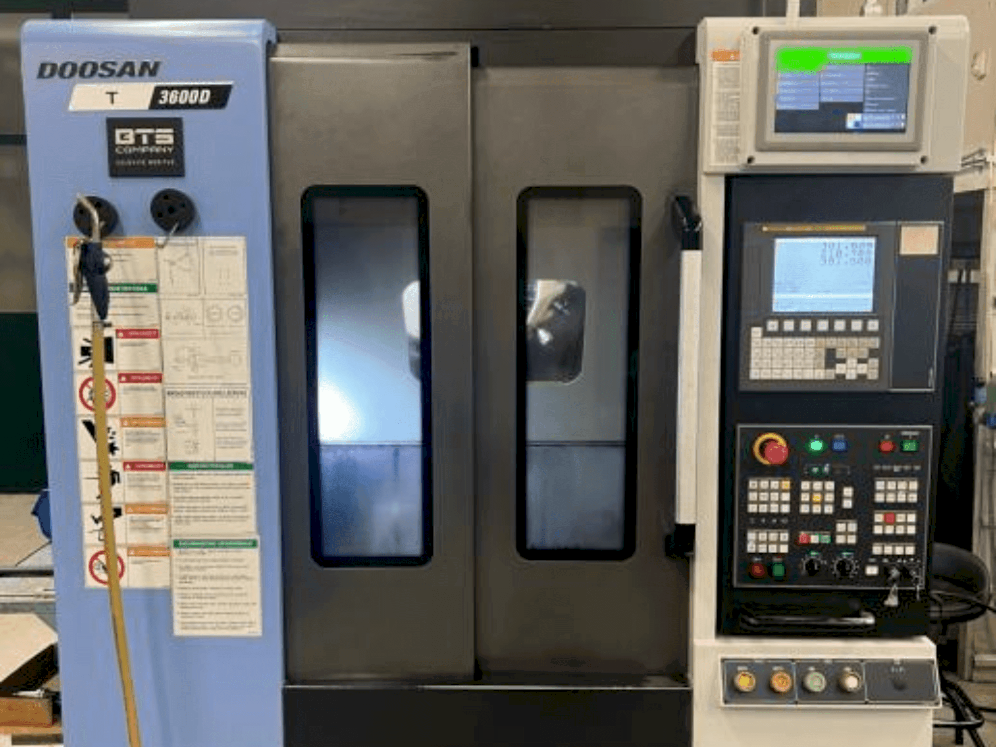 Vista frontal de la máquina DOOSAN T3600 D