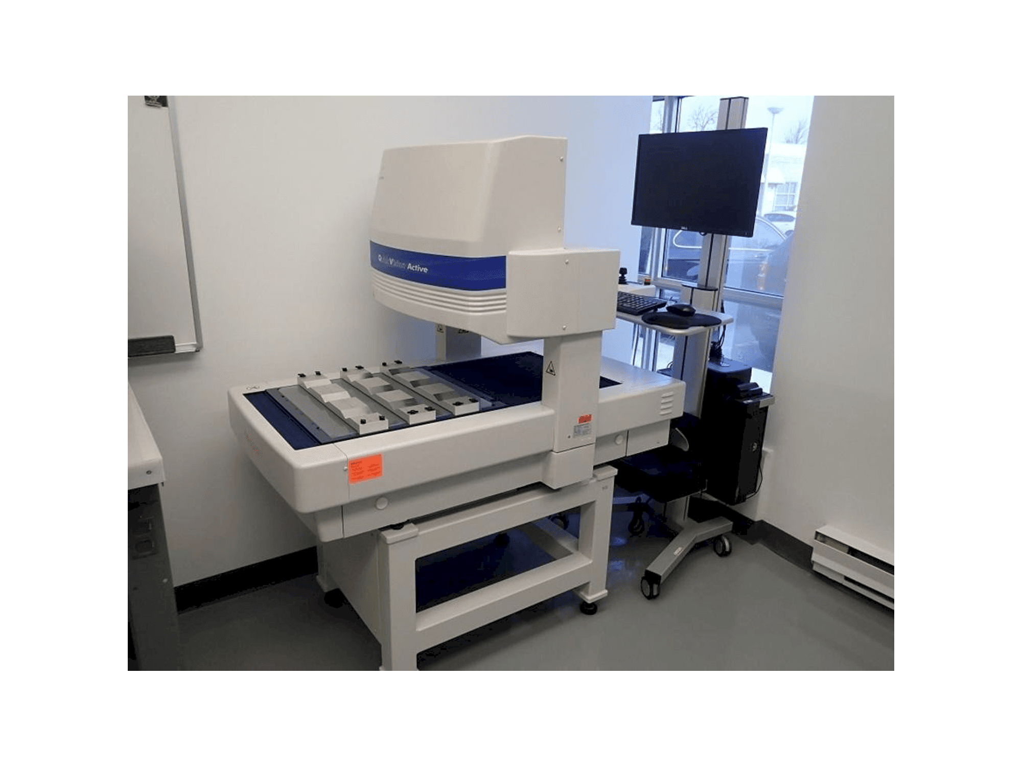 Vista frontal de la máquina Mitutoyo QV-L404Z1L-D