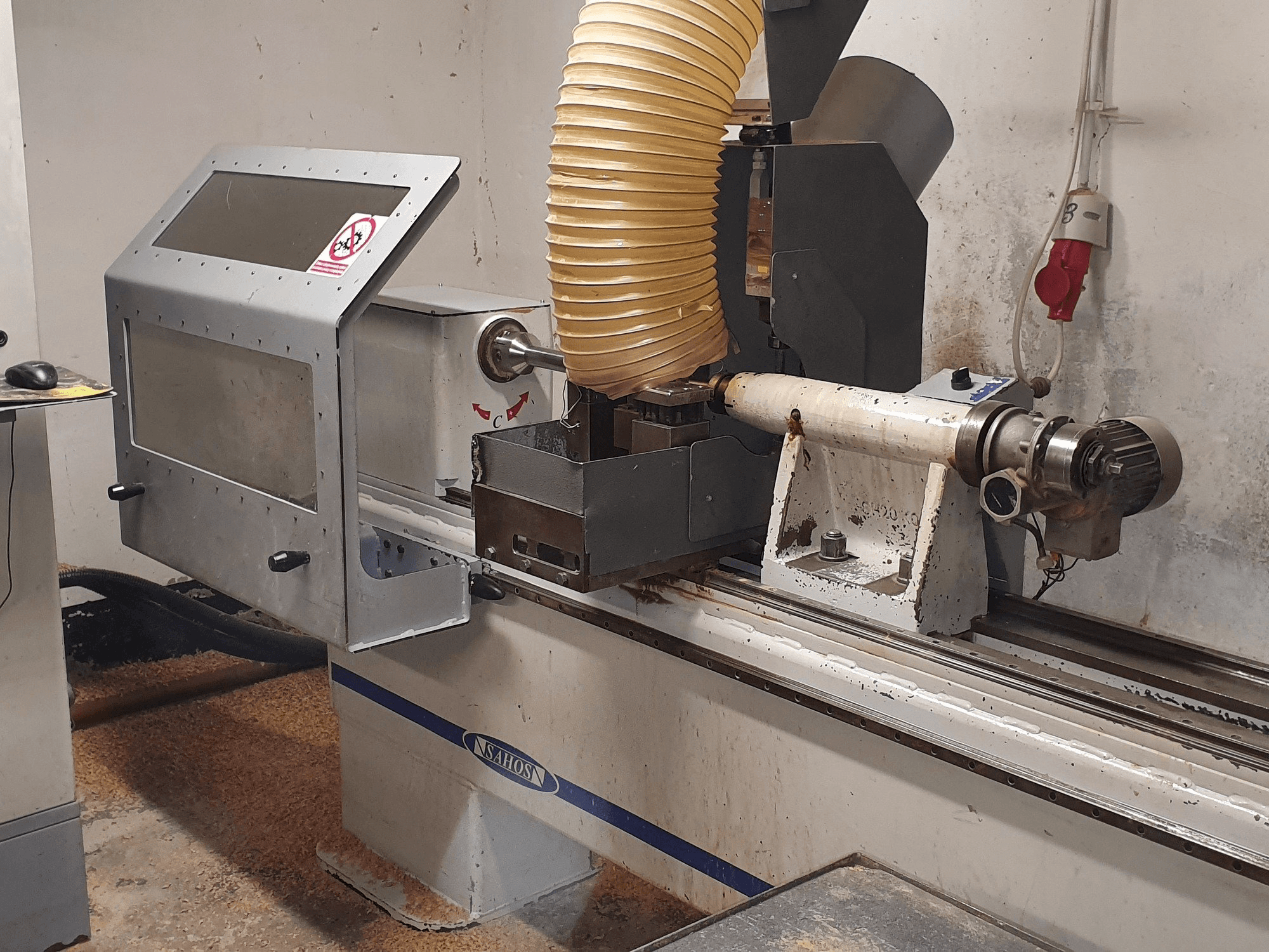 Vista frontal de la máquina Sahos GALAXY SH1800 CNC