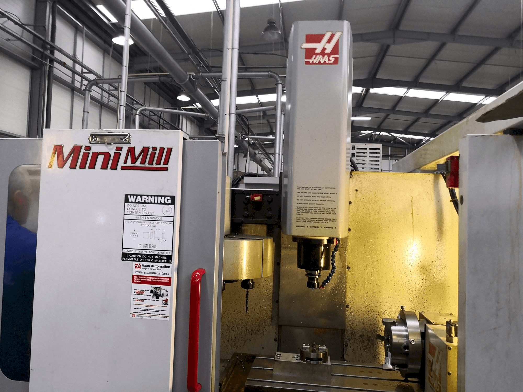 Vista frontal de la máquina HAAS Mini Mill CE