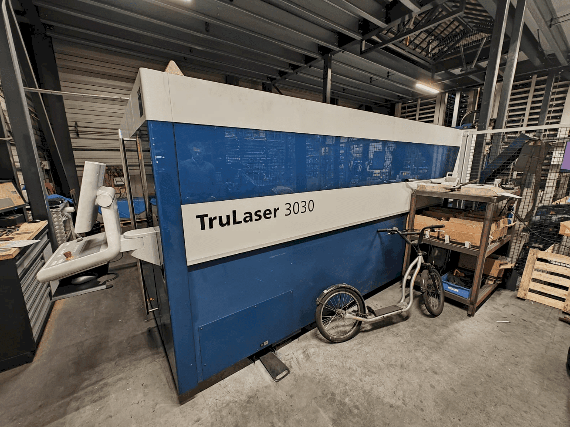Vista frontal de la máquina TRUMPF TruLaser 3030 Fiber