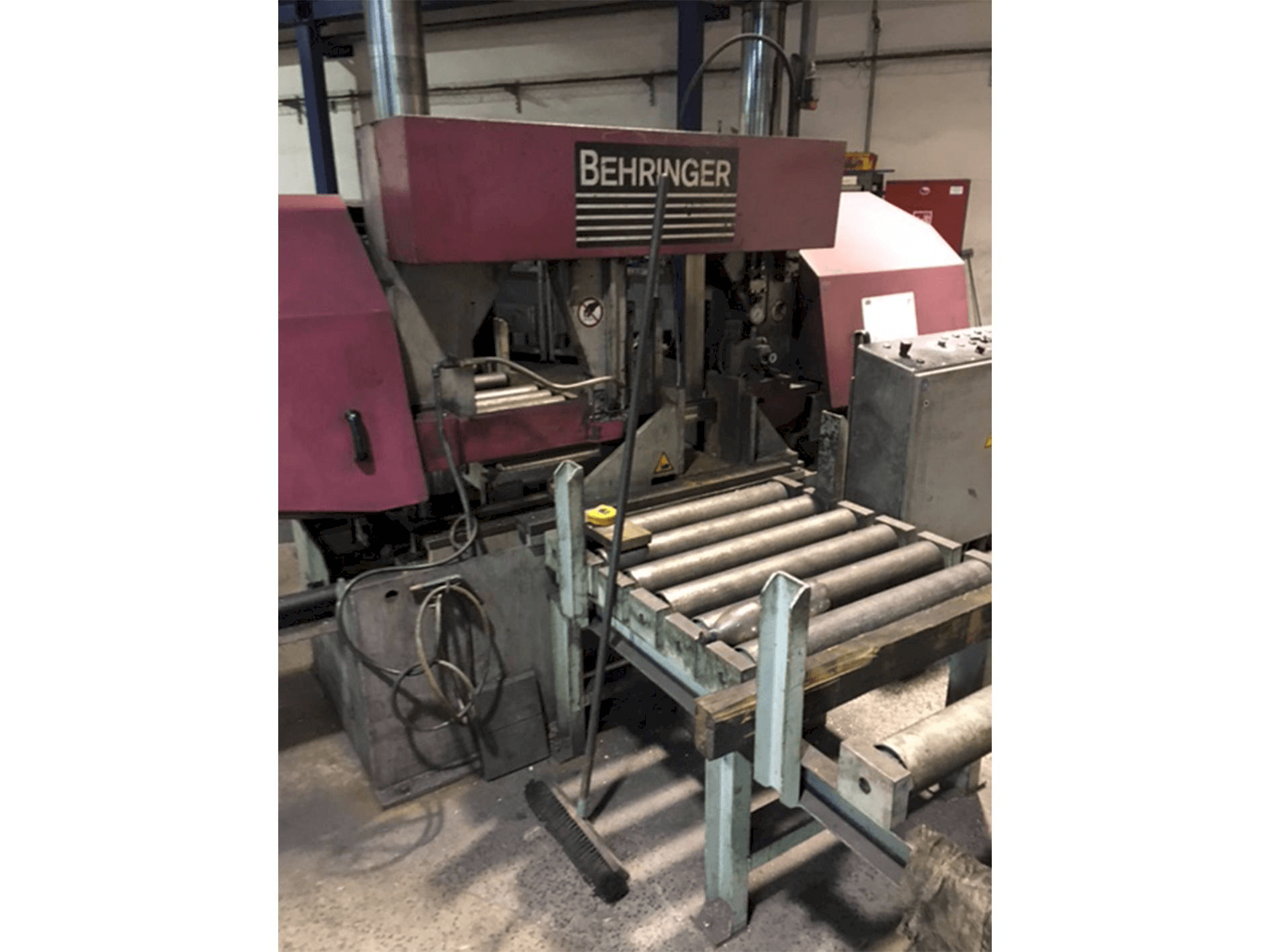 Vista frontal de la máquina Behringer HBP 530