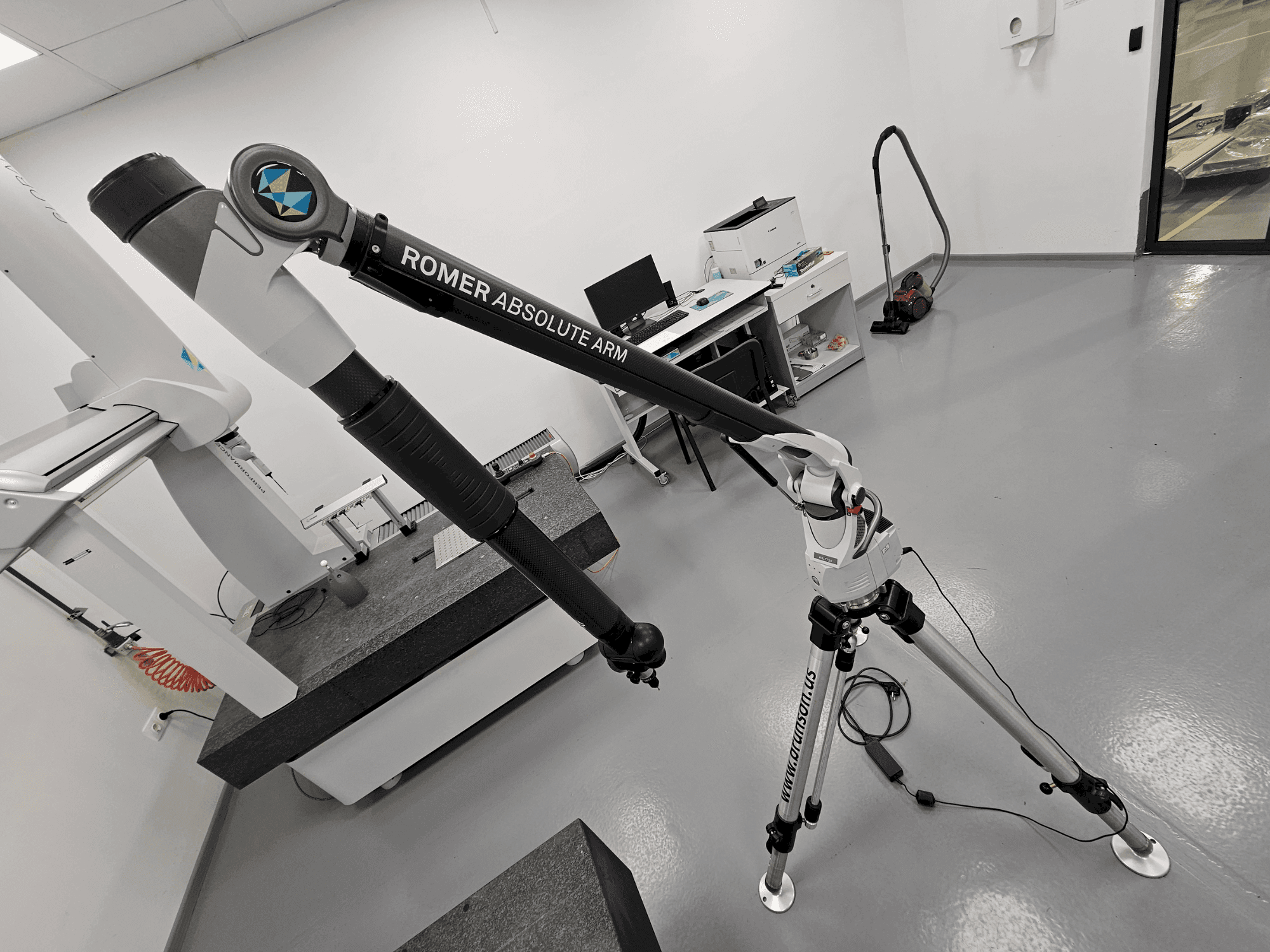 Vista frontal de la máquina ROMER Absolute Arm 7730