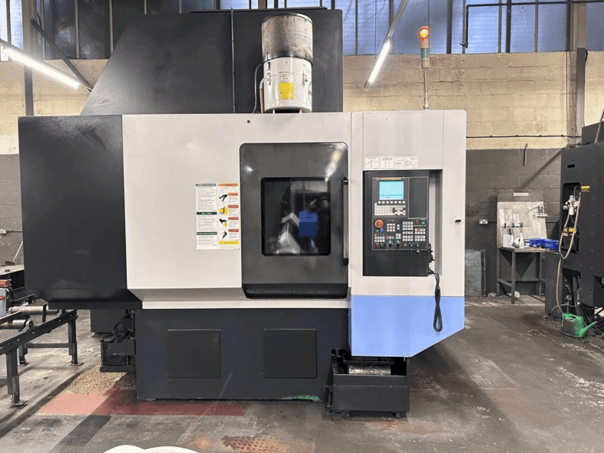 Vista frontal de la máquina DOOSAN VC-510