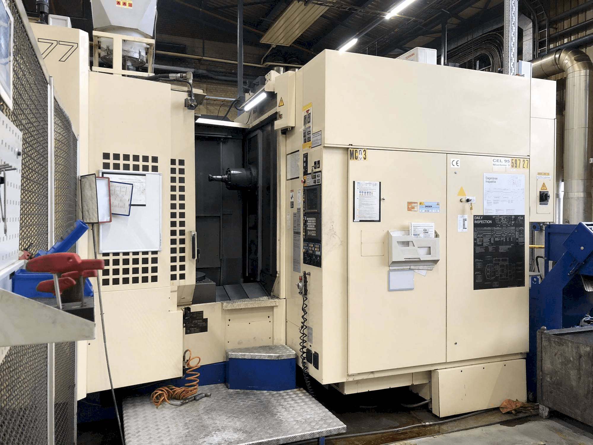 Vista frontal de la máquina Makino A77