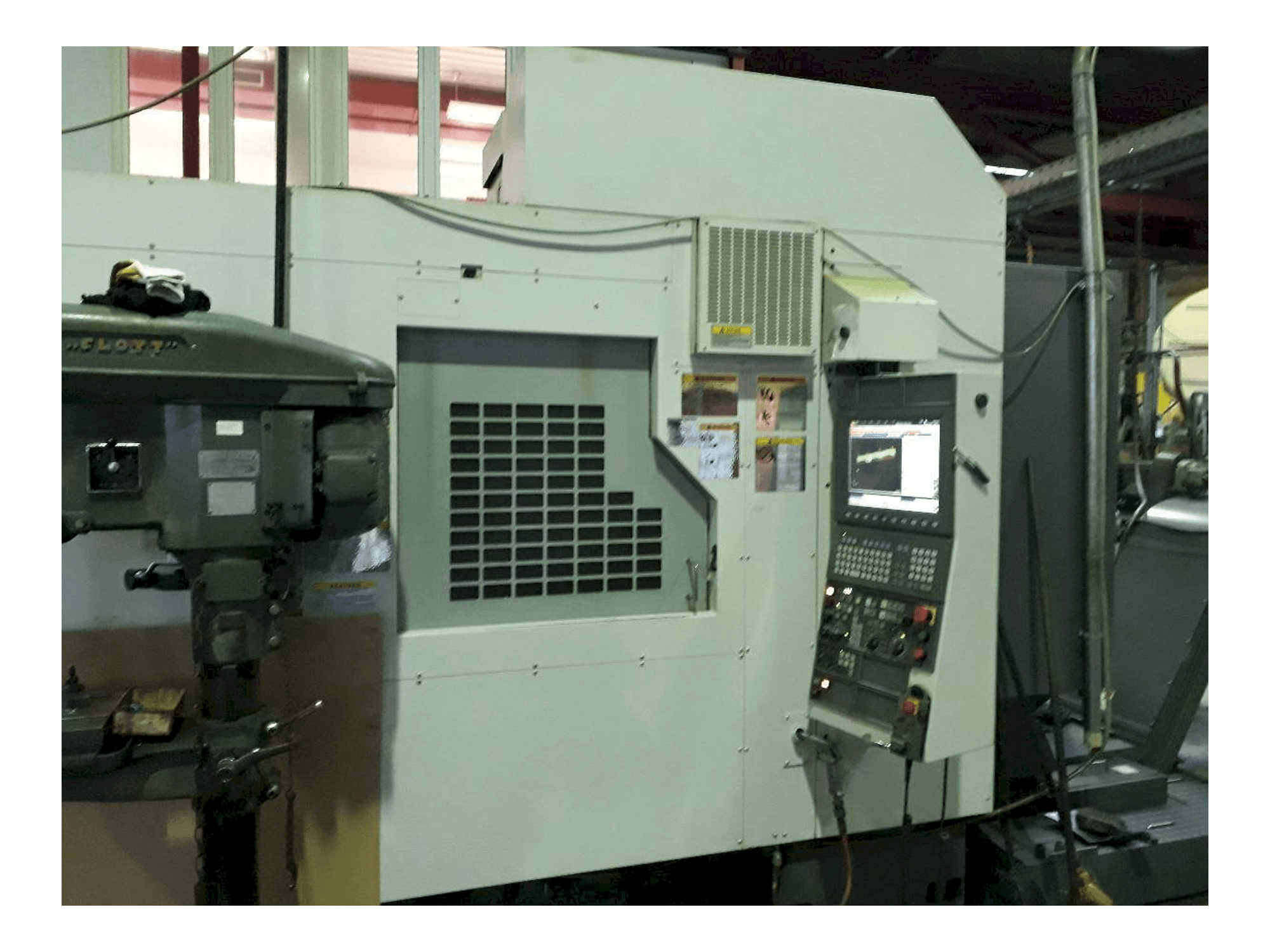 Vista frontal de la máquina Okuma ACE Center MF-46VA