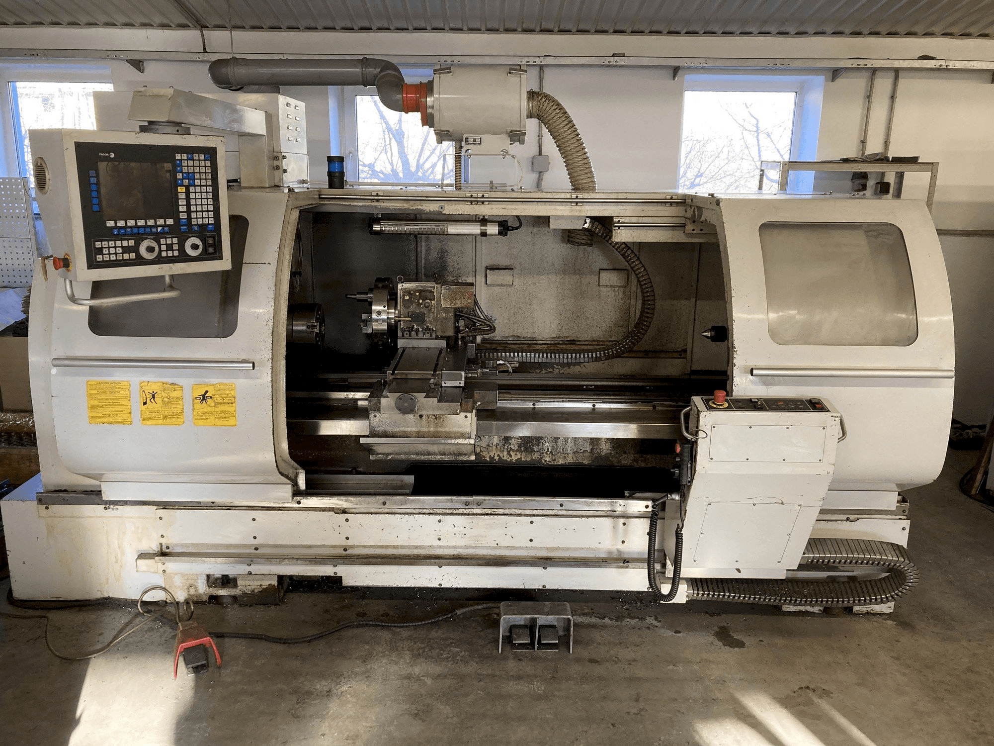 Vista frontal de la máquina FERMAT SF 48-1500 CNC