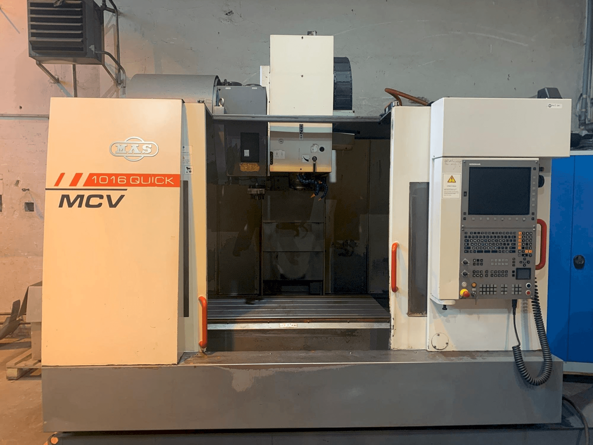 Vista frontal de la máquina KOVOSVIT MAS MCV 1016 QUICK