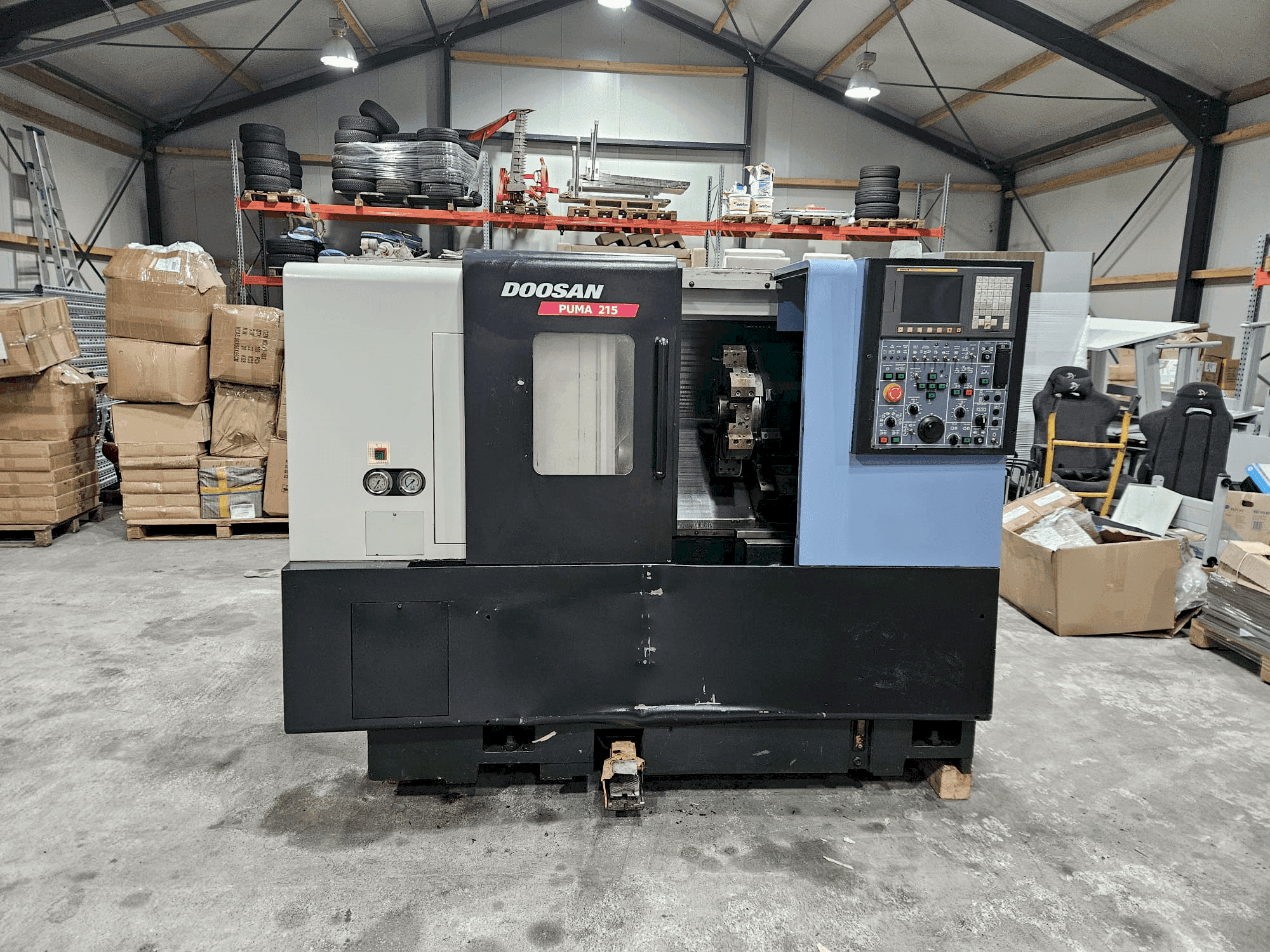 Vista frontal de la máquina DOOSAN PUMA 215