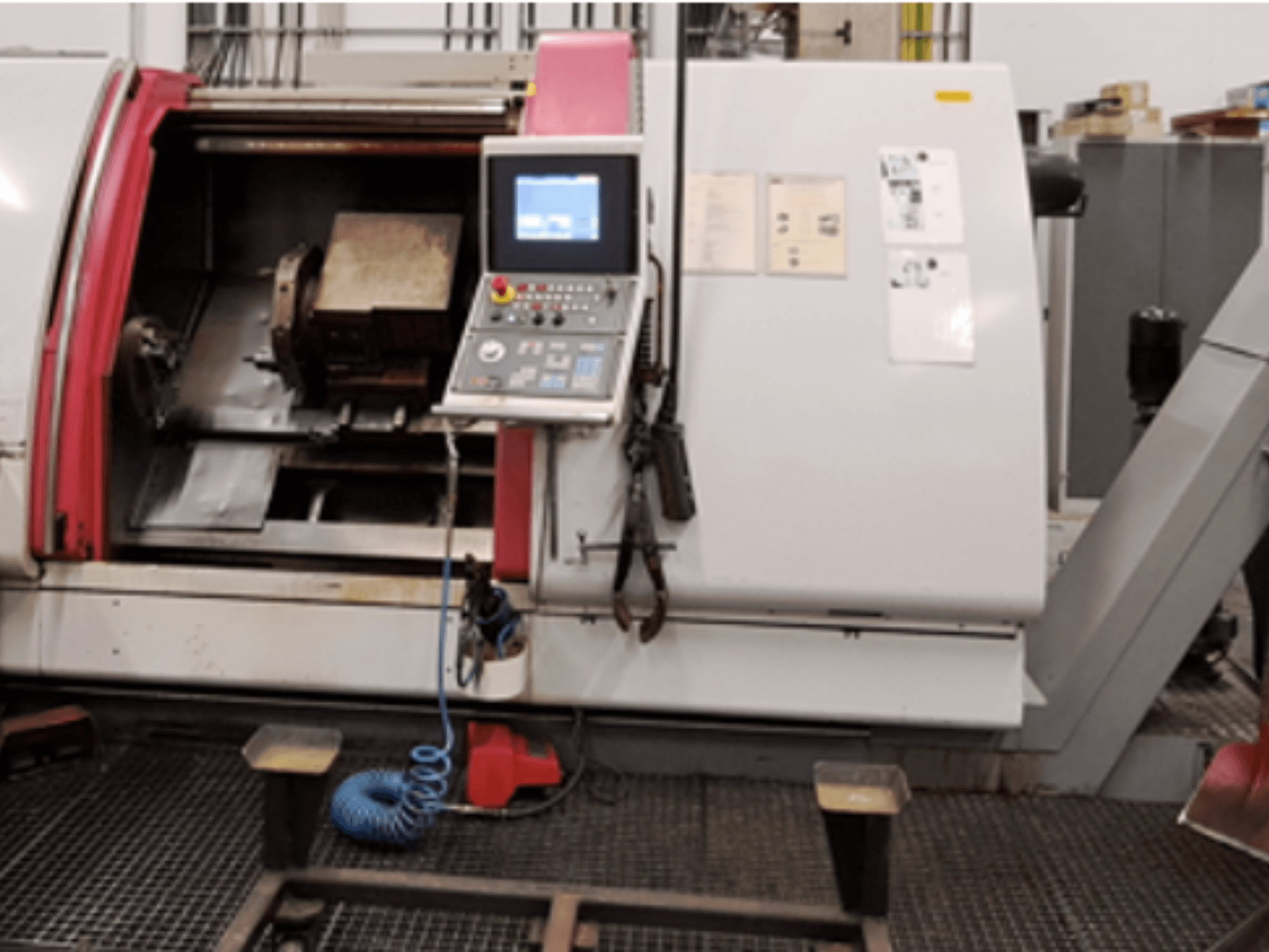Torno horizontal Gildemeister CTX 500 S2, vista frontal, en la que se aprecian el panel de control, la zona del husillo y el espacio de trabajo.