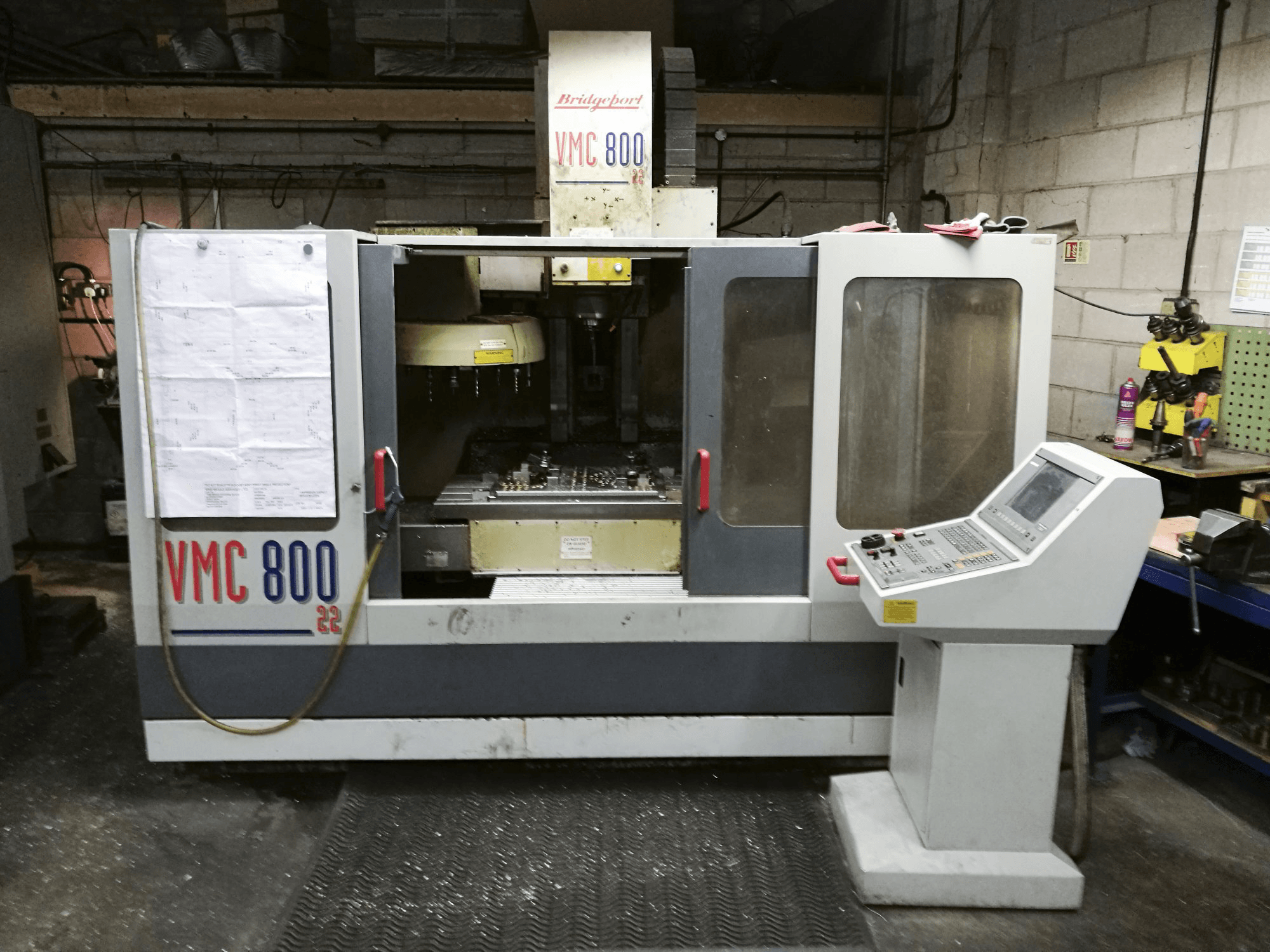 Vista frontal de la máquina Bridgeport VMC 800.22