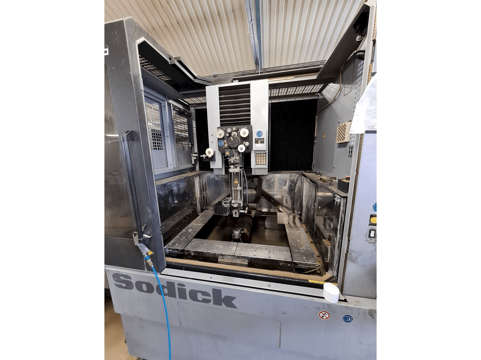 Vista frontal de la máquina Sodick AQ750L