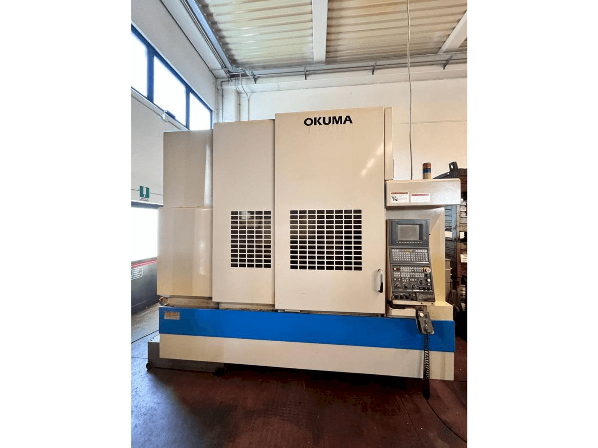 Vista frontal de la máquina Okuma MX55 VA