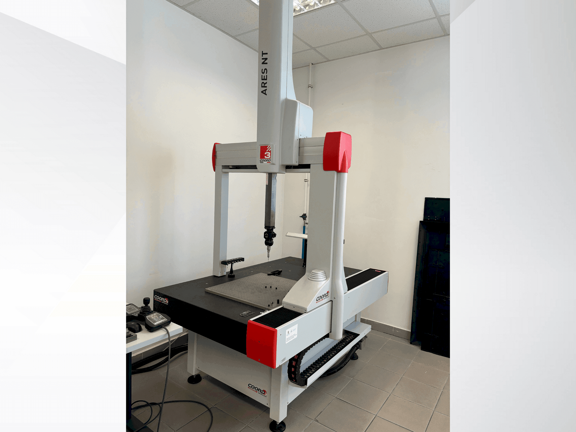 Vista frontal de la máquina Coord3 ARES NT