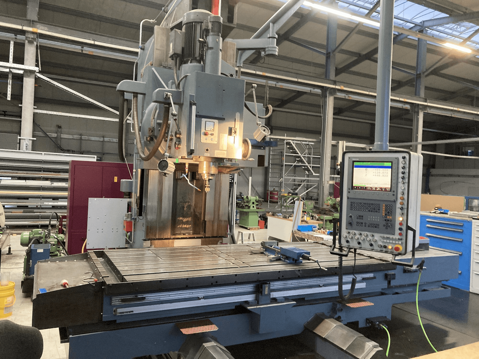 Vista frontal de la máquina Droop & Rein FS 130 SKE