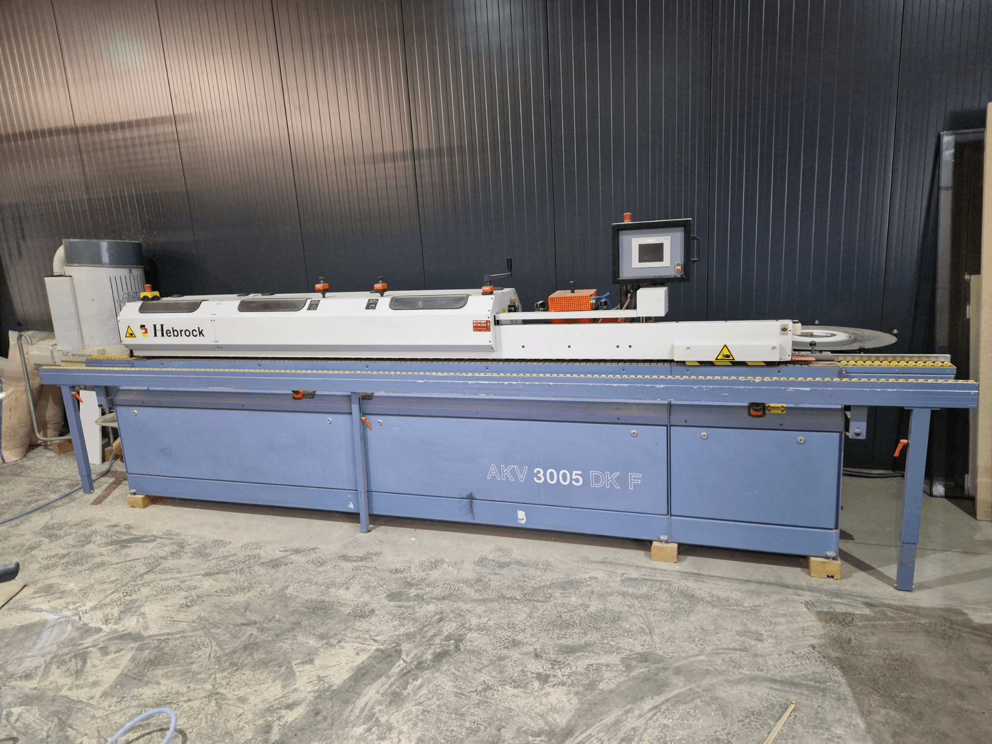 Chapadora de cantos HEBROCK AKV 3005 DK-F, vista frontal, con panel de control, cinta de alimentación y ajustes regulables.