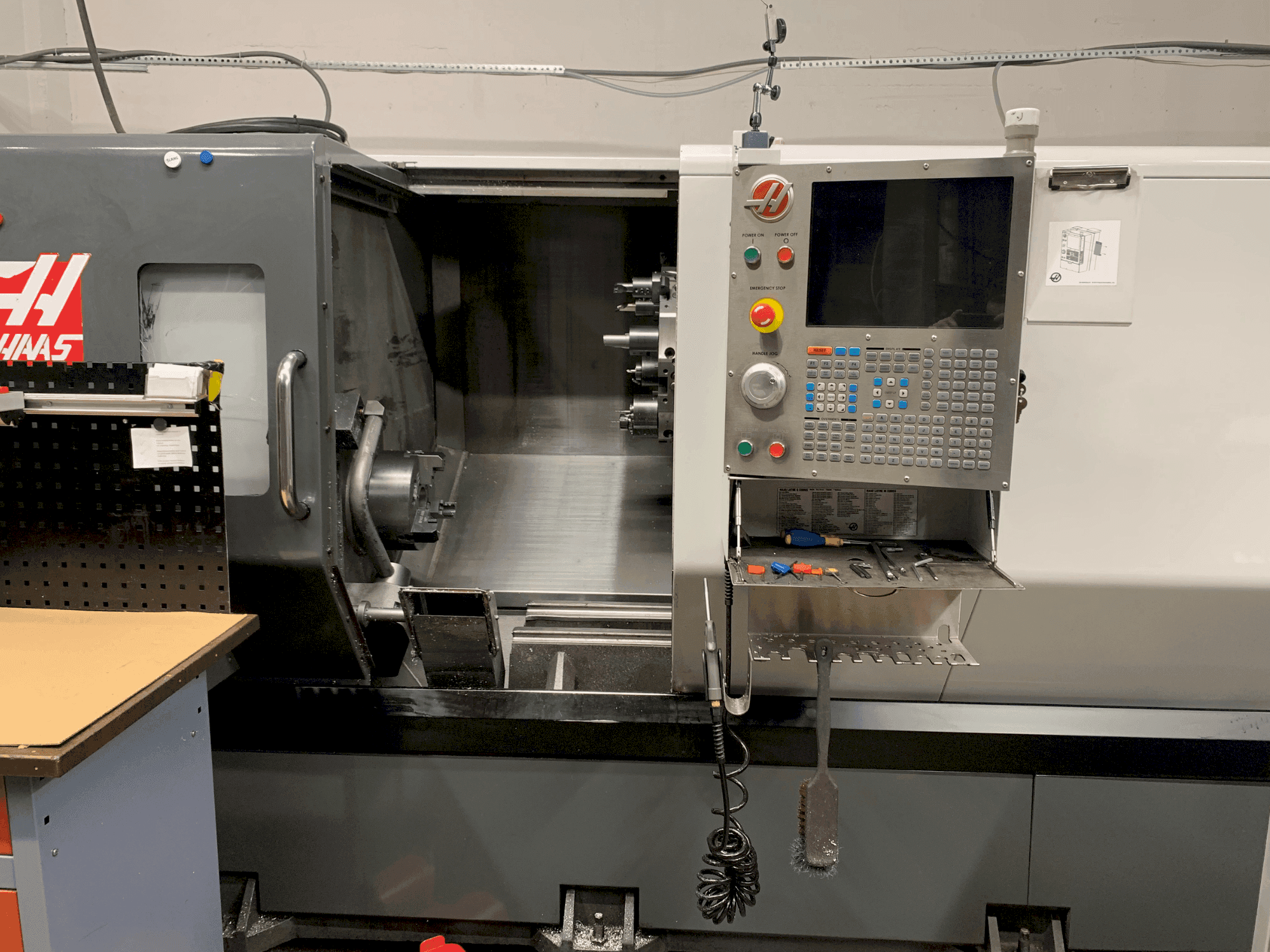 Vista frontal de la máquina HAAS ST-30Y