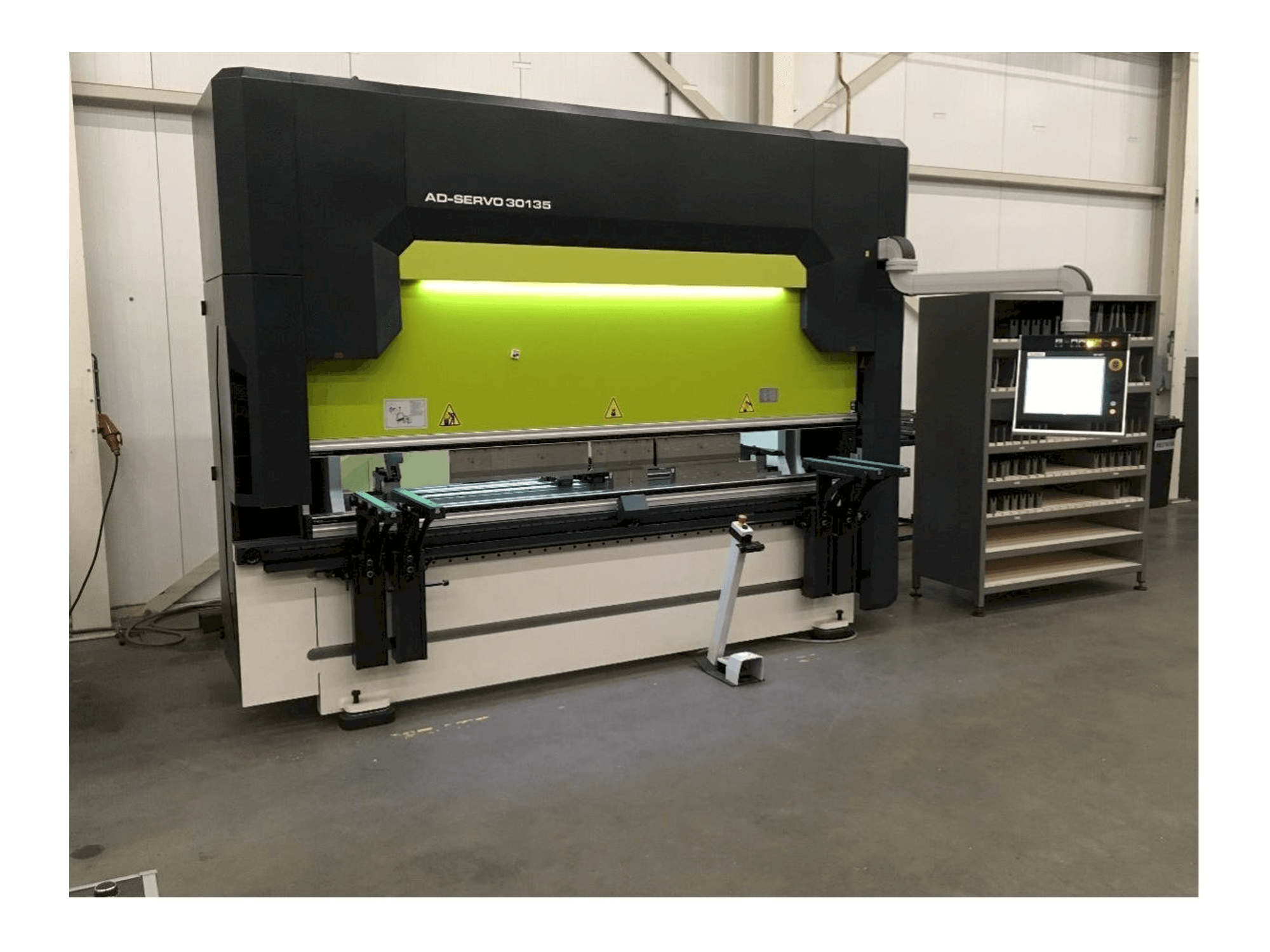 Vista frontal de la máquina Durma AD-S 30135 Servo