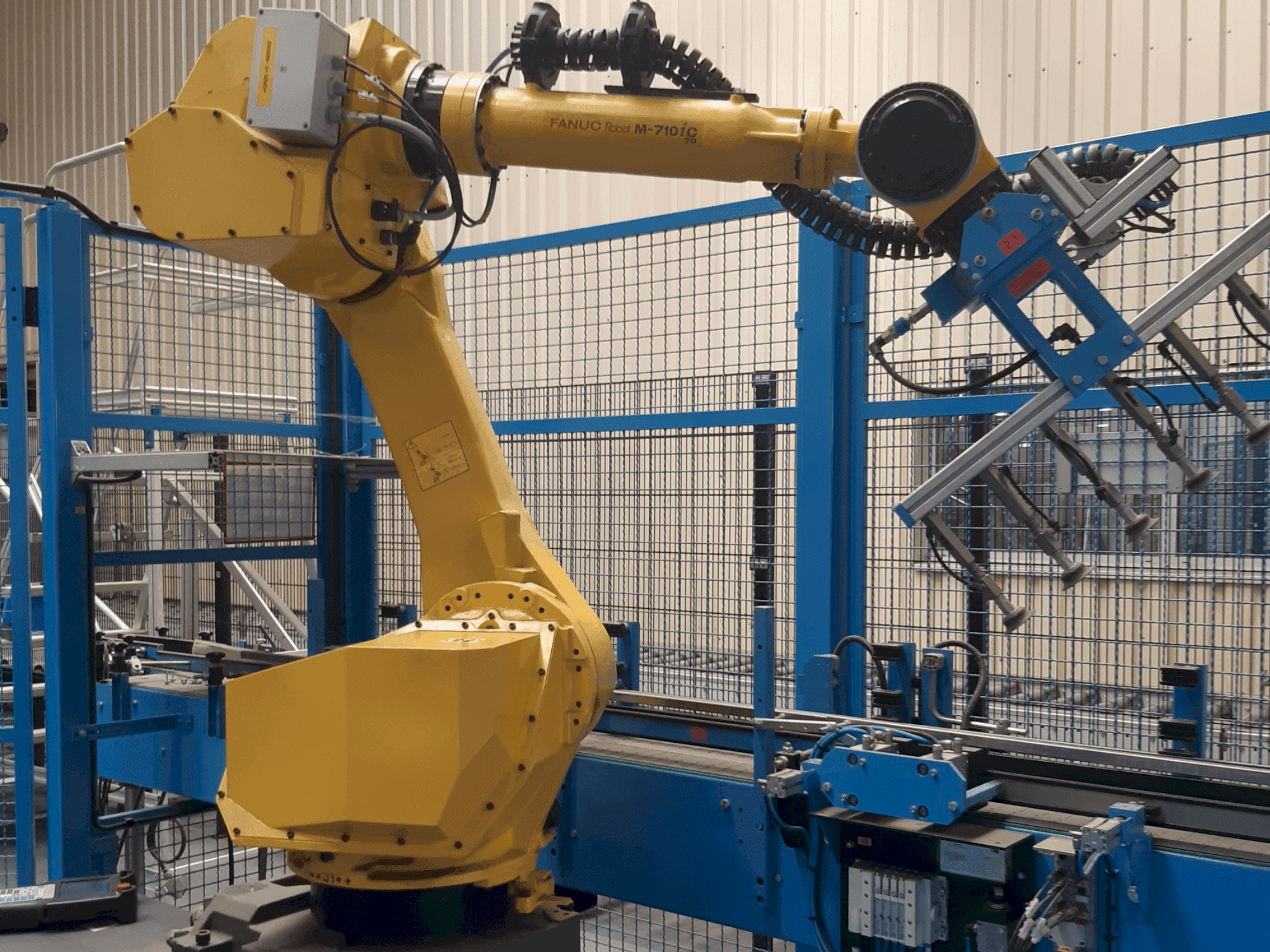 Vista frontal de la máquina FANUC M-710iC