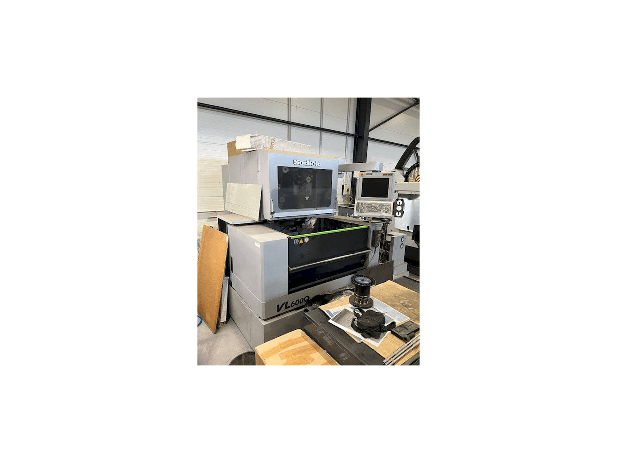 Vista frontal de la máquina Sodick VL600Q