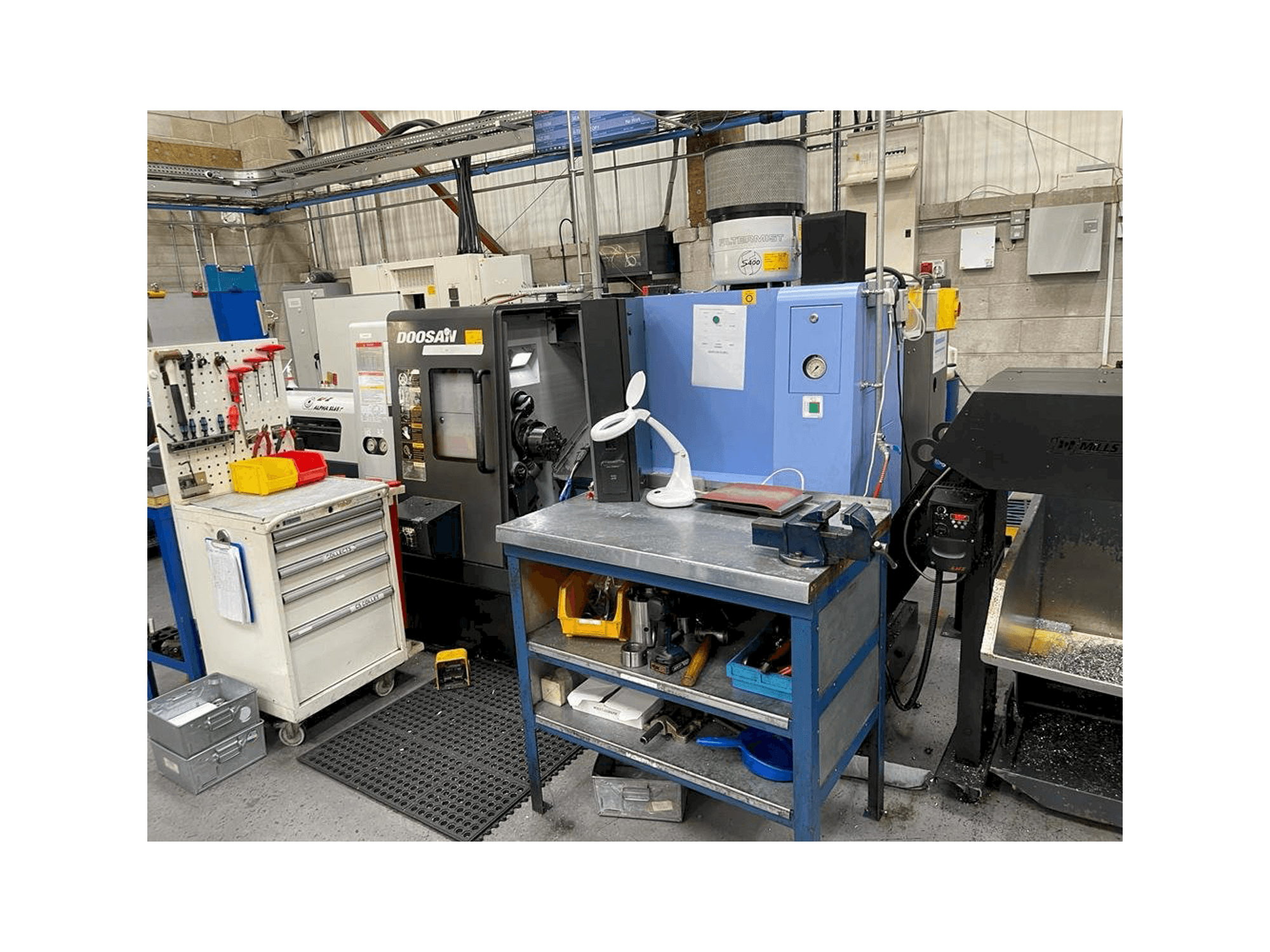 Vista frontal de la máquina Doosan Lynx 220 LMA