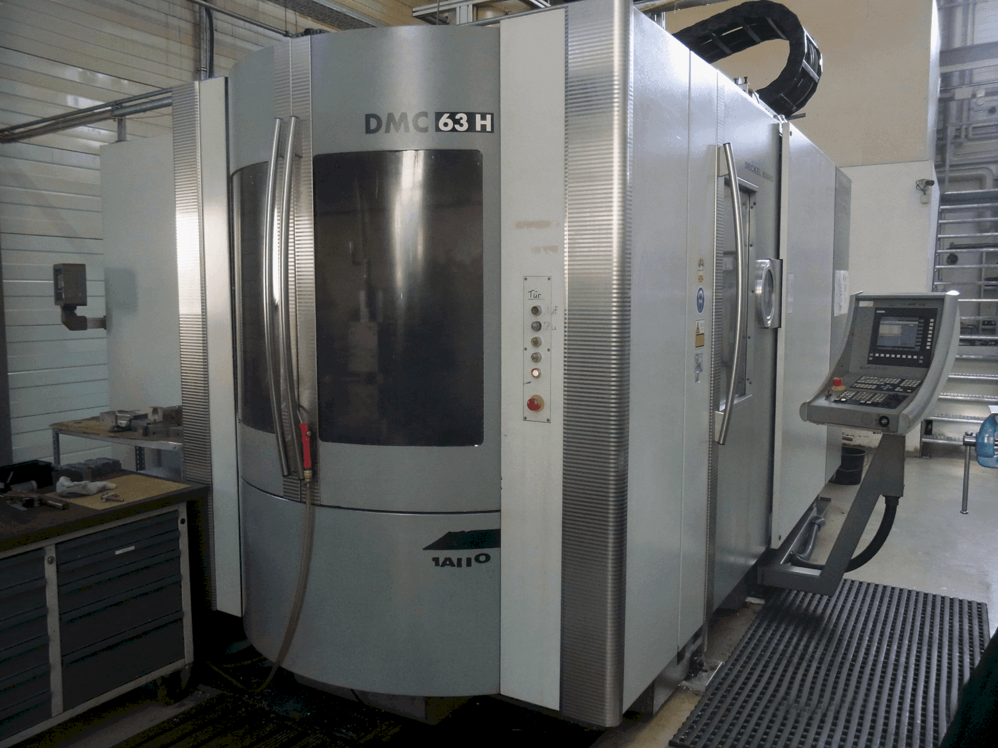 Vista frontal de la máquina DECKEL MAHO DMC 63 H