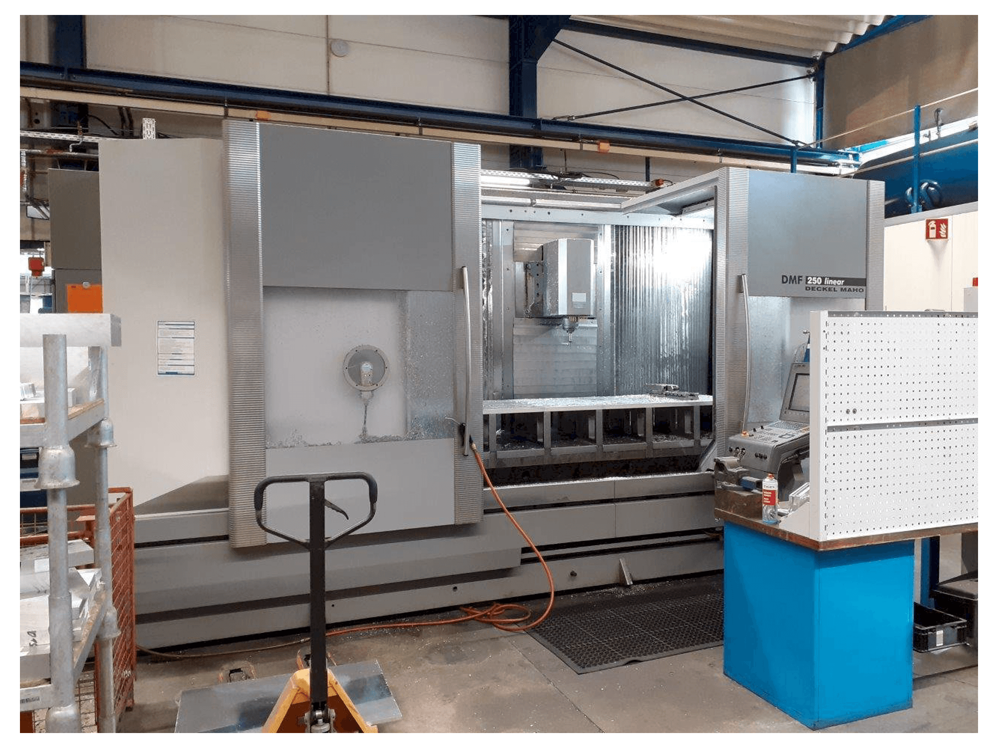 Vista frontal de la máquina DMG MORI DMF 250