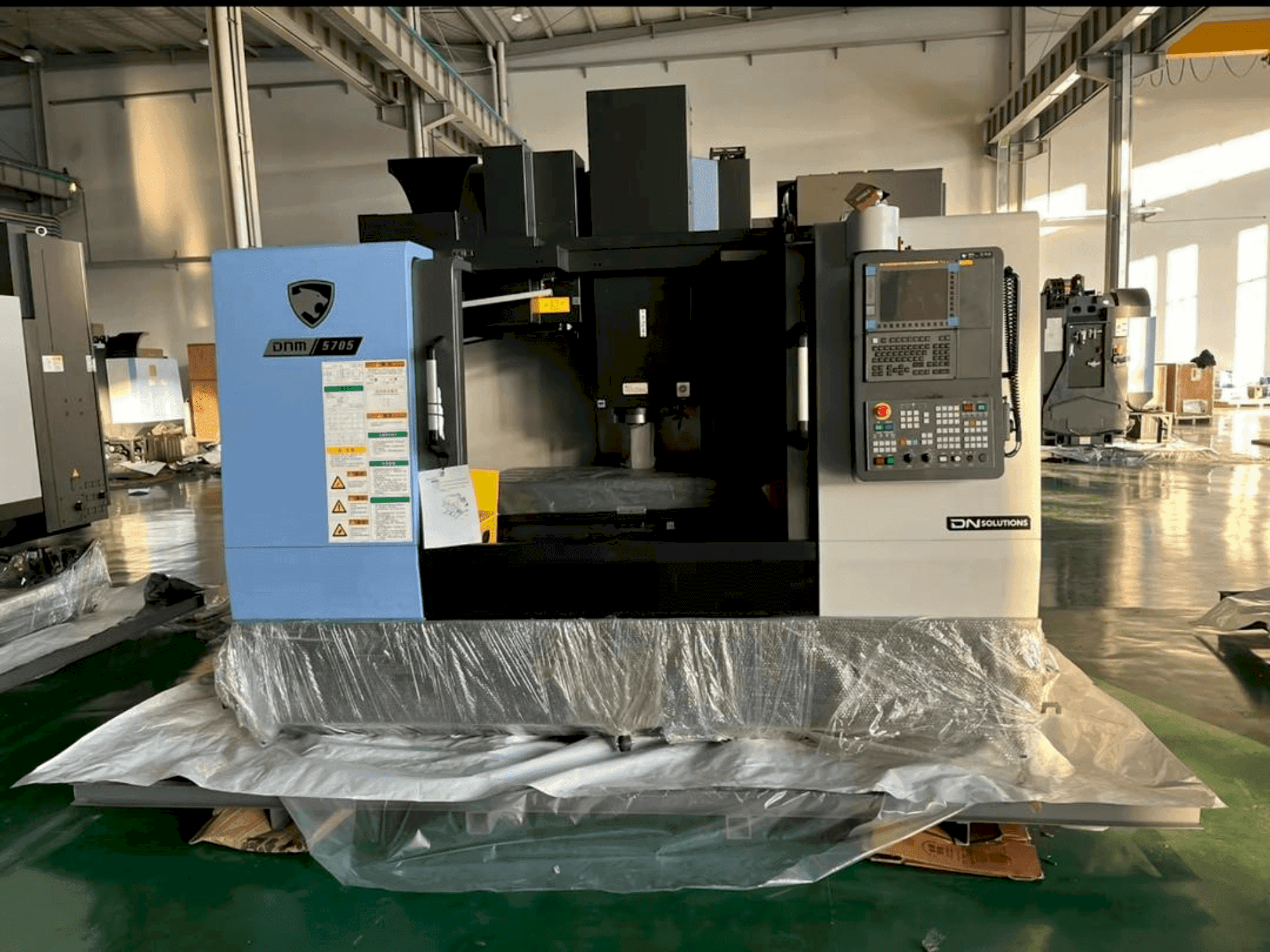 Vista frontal de la máquina DOOSAN Dnm 5705
