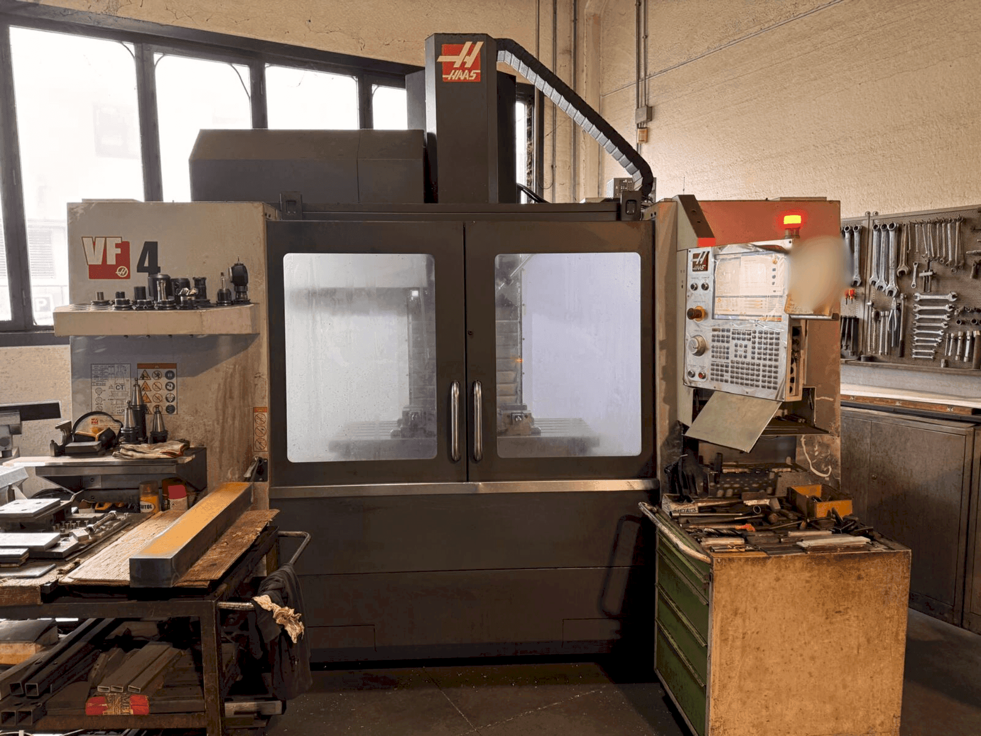 Vista frontal de la máquina HAAS VF4