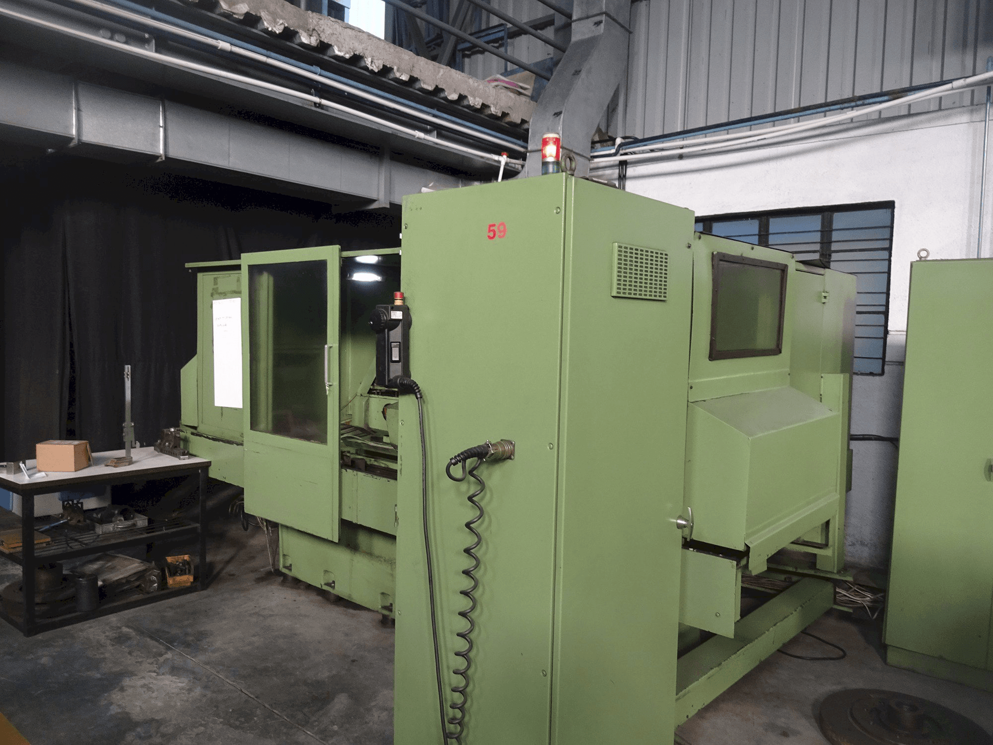 Vista izquierda de la máquina LIVNIKA KIKINDA AAFD-63045CNC