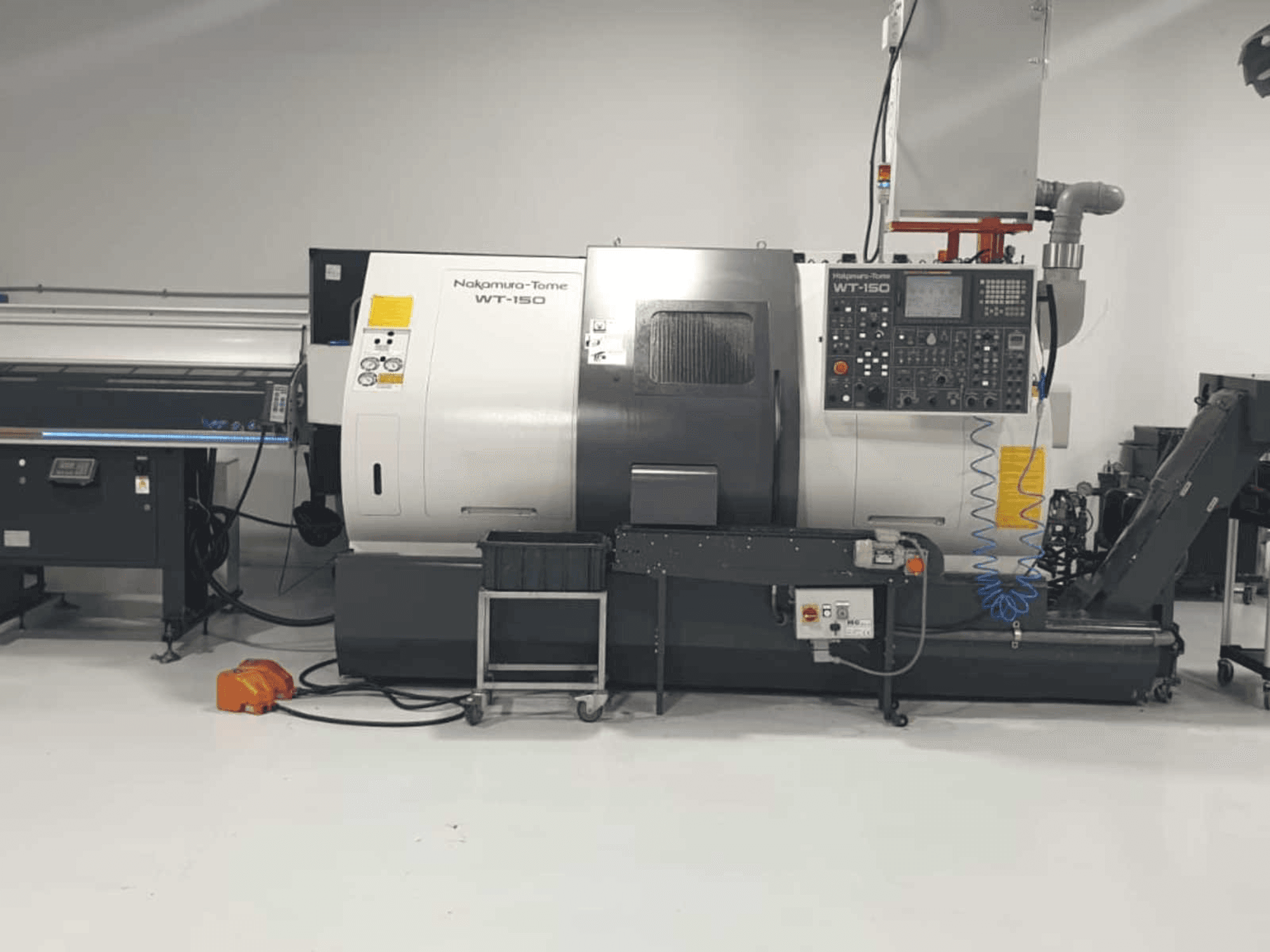 Vista frontal de la máquina NAKAMURA-TOME WT-150