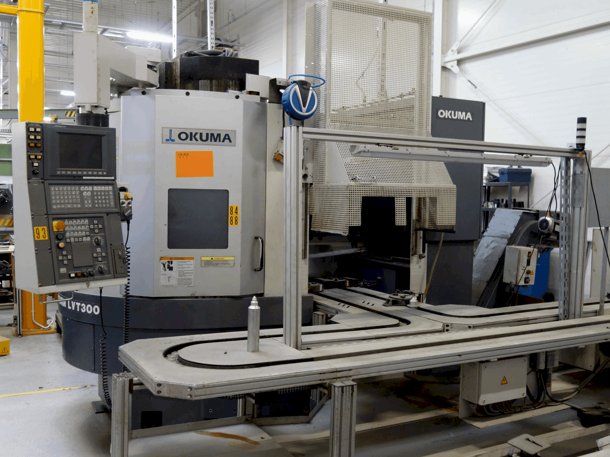 Vista frontal de la máquina Okuma LVT 300