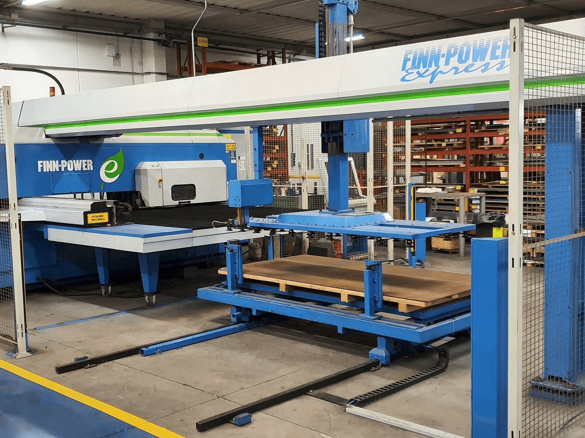 Vista frontal de la máquina Finn-Power E5 U