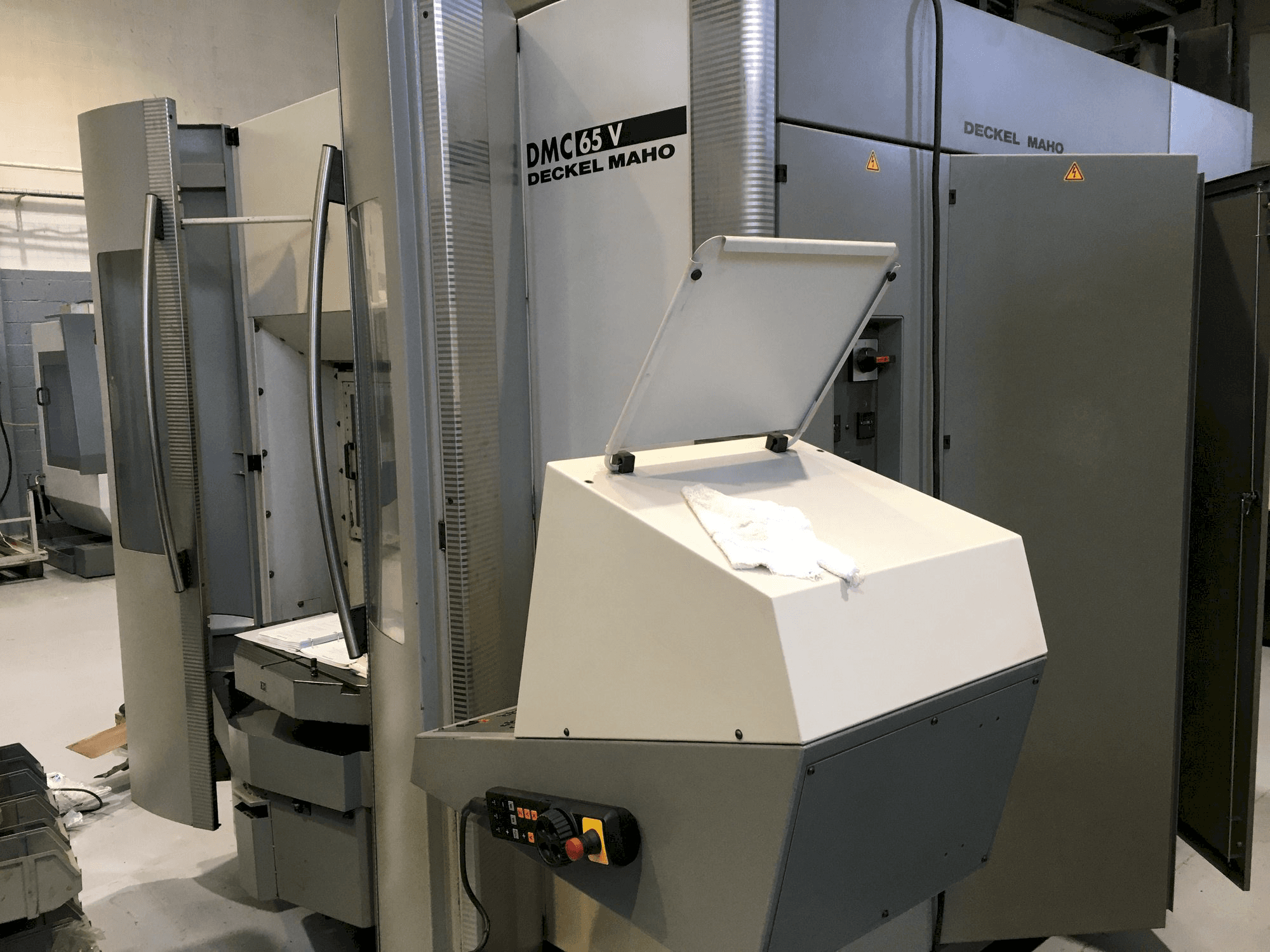 Vista frontal de la máquina DECKEL MAHO DMC 65V