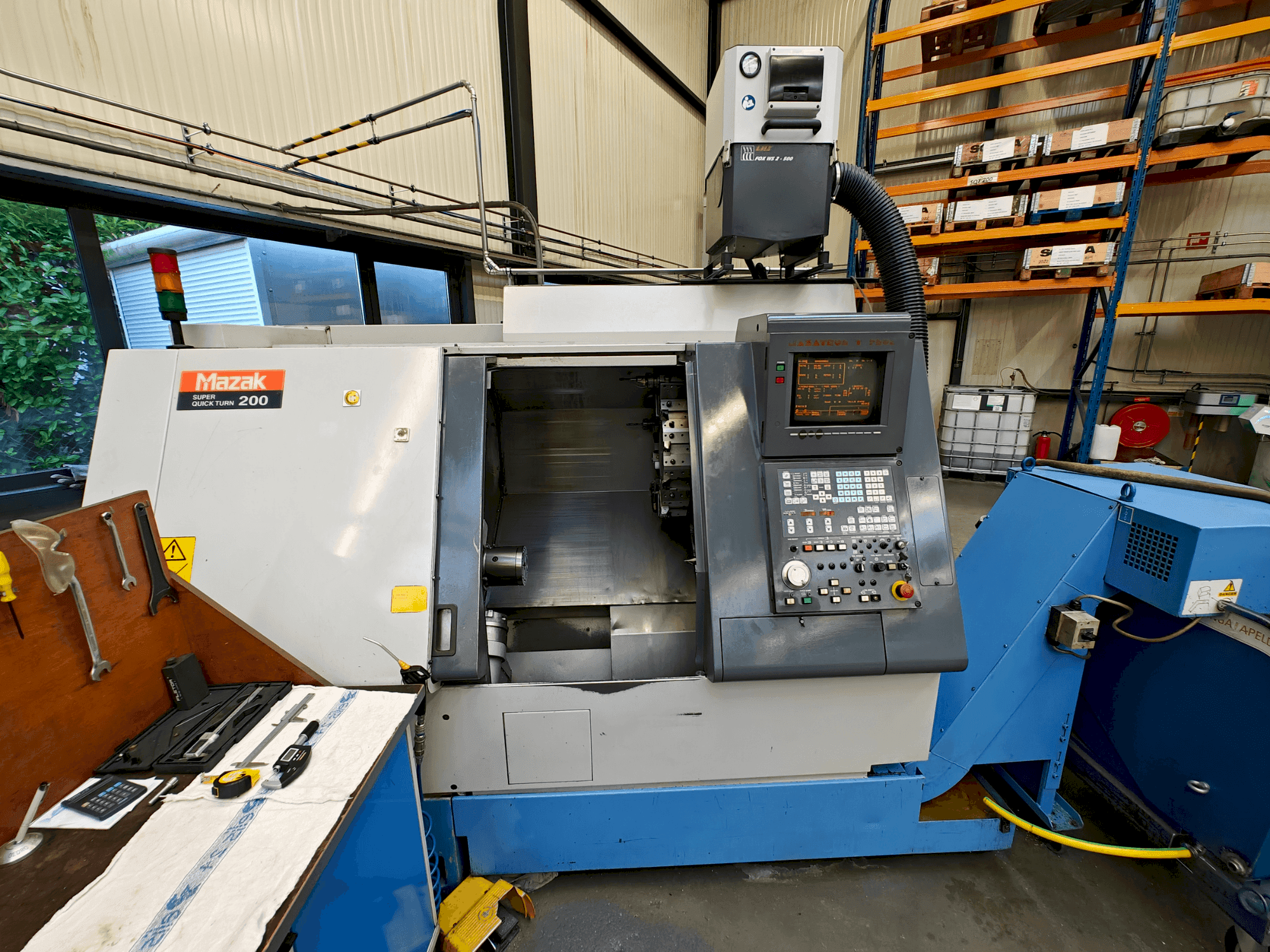 Vista frontal de la máquina Mazak SQT-200