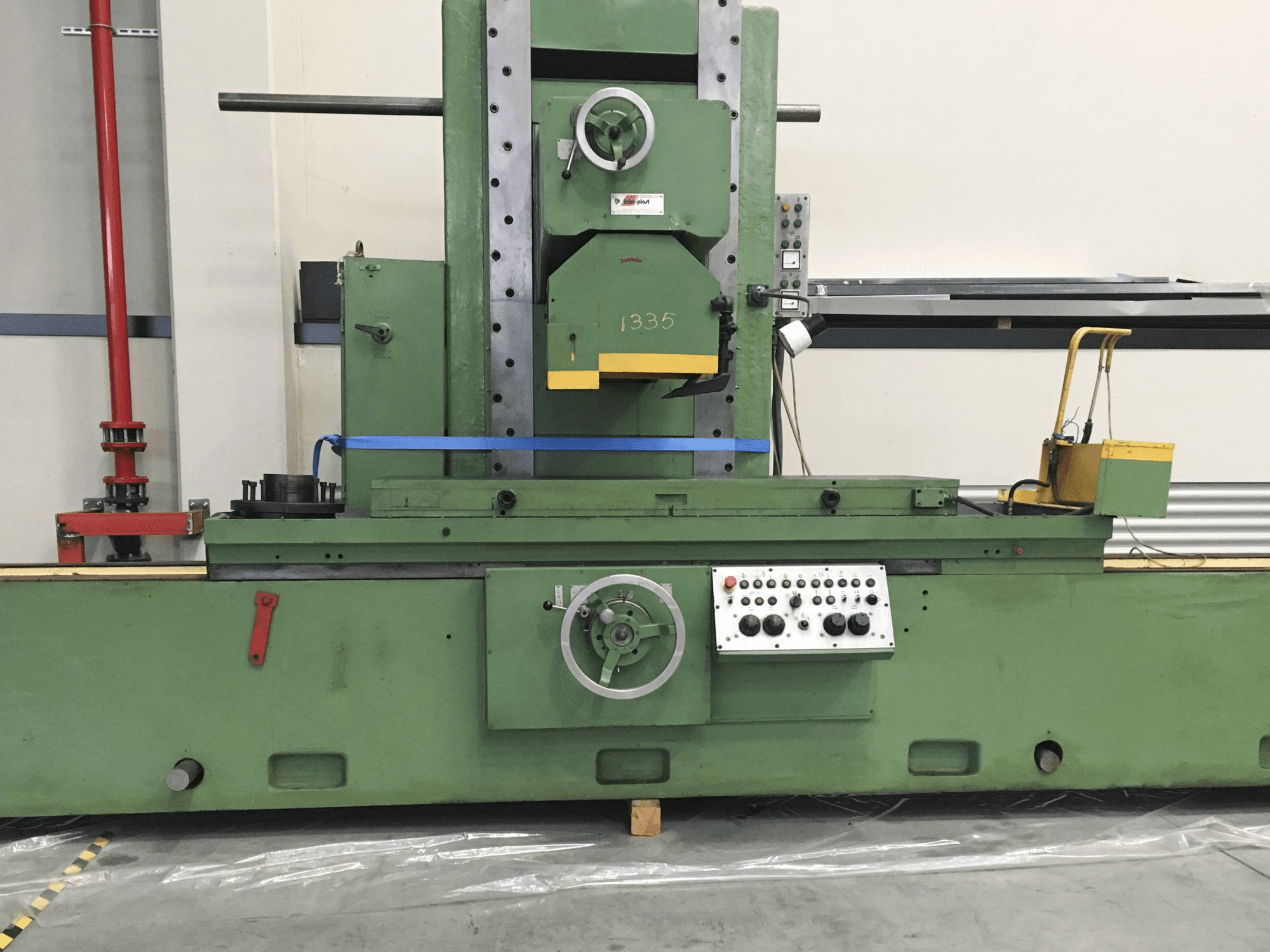 Vista frontal de la máquina Inter-plast 3 D 725