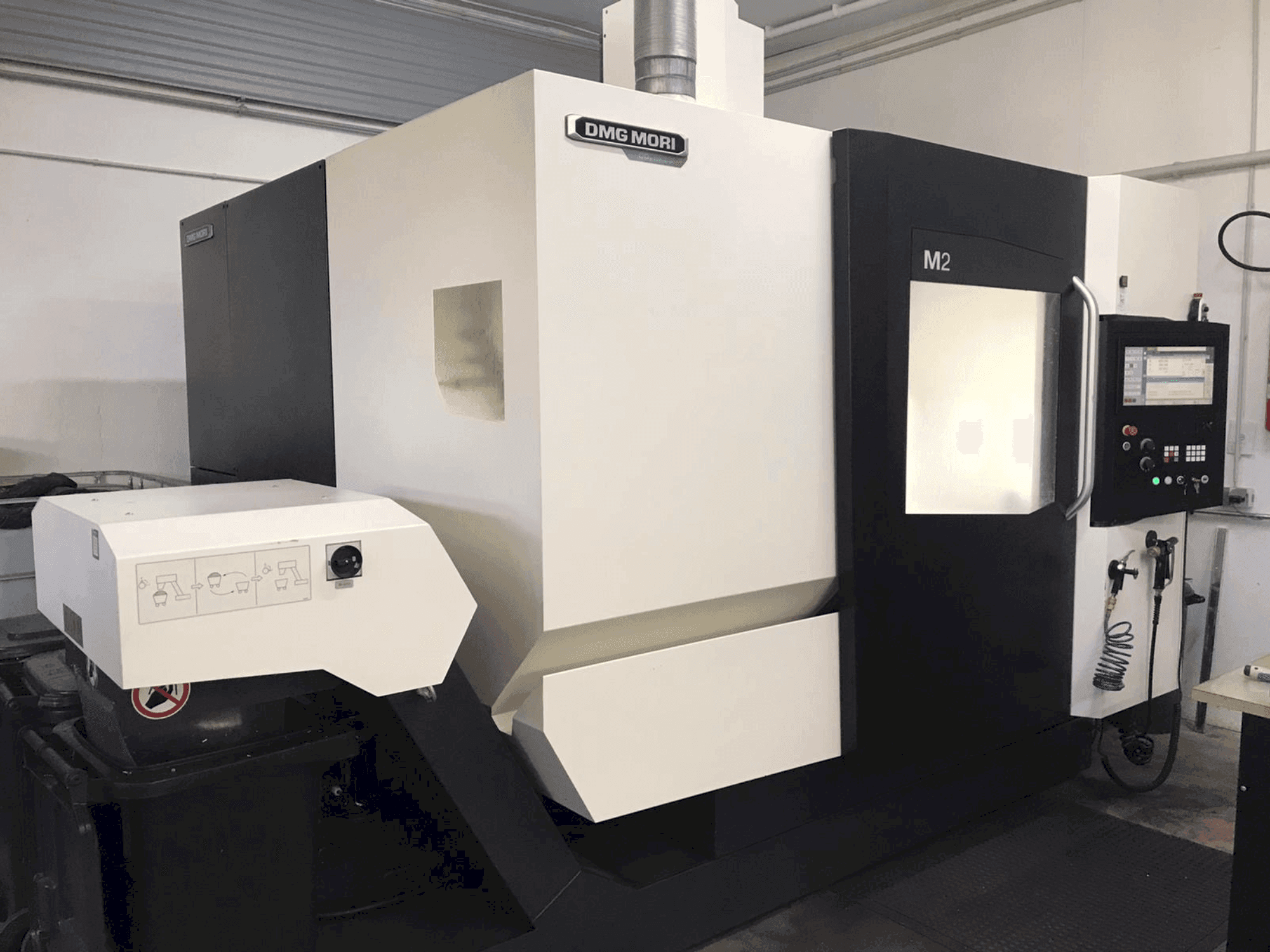 Vista frontal de la máquina DMG MORI M2