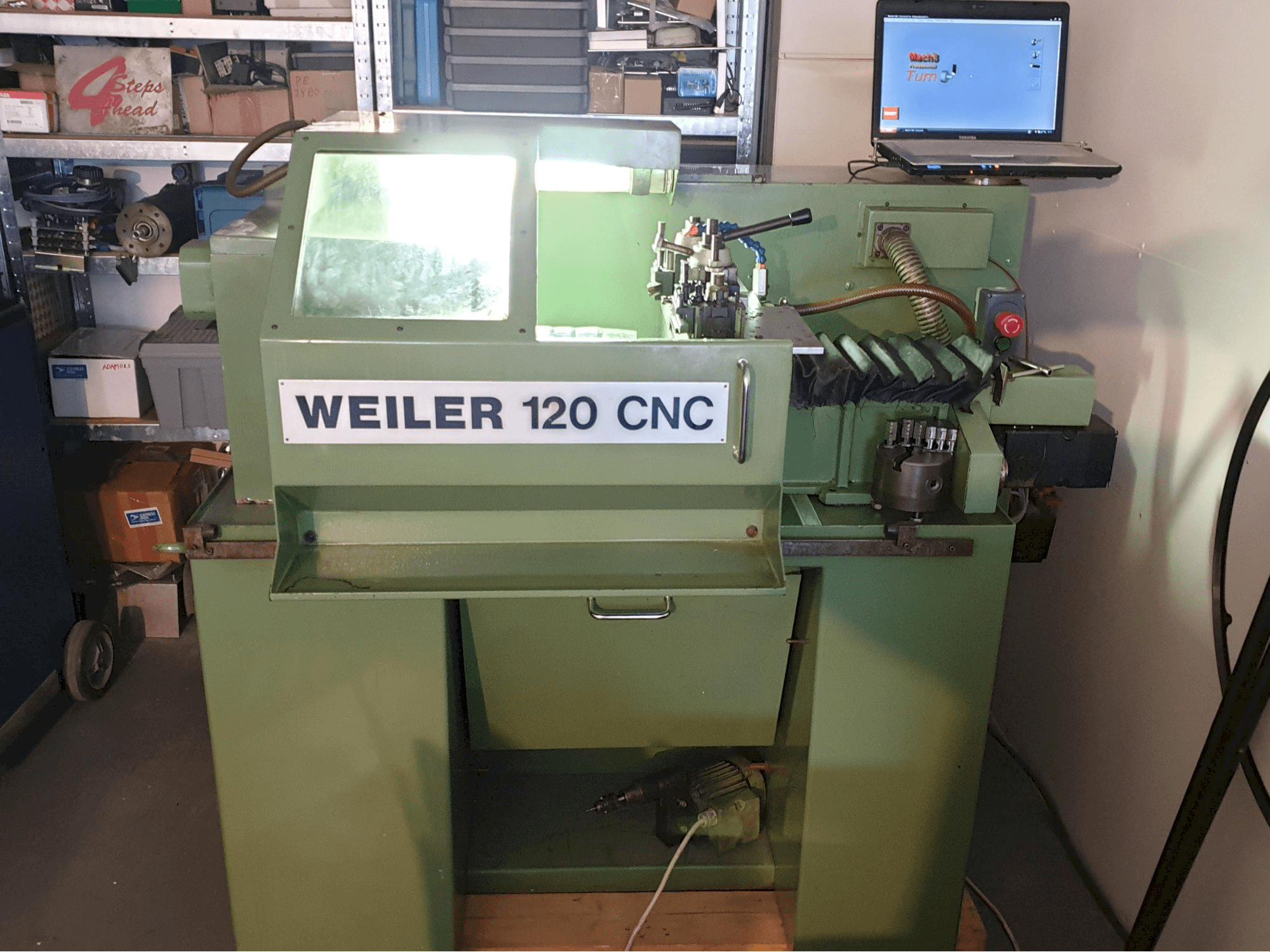 Vista frontal de la máquina Weiler 120 CNC