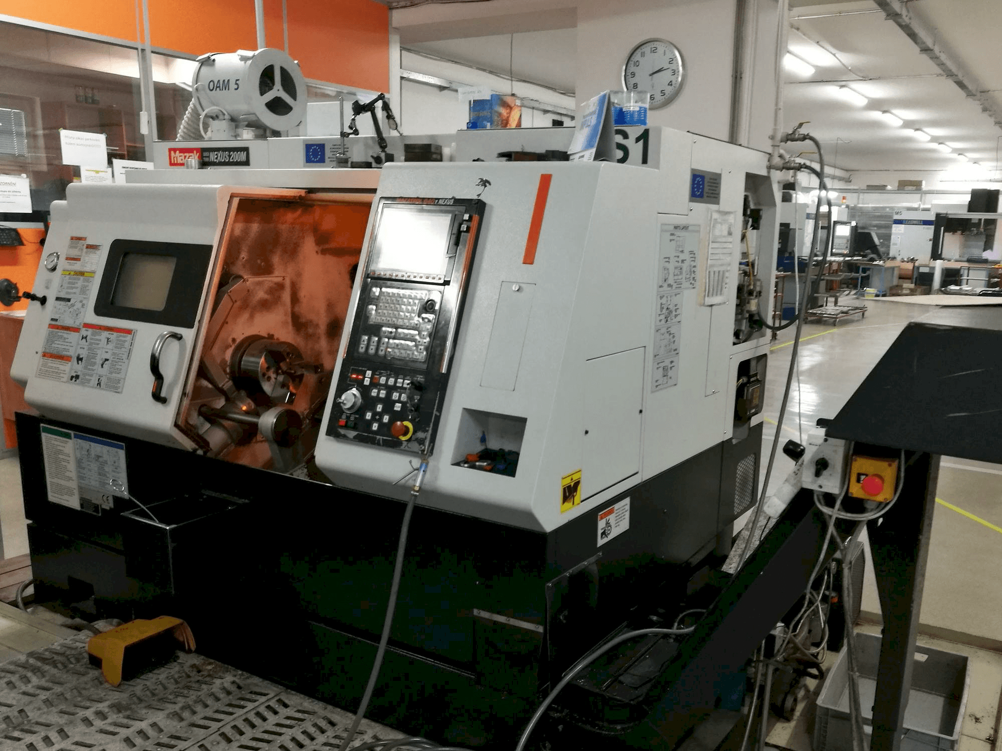 Vista frontal de la máquina Mazak QTN-200M