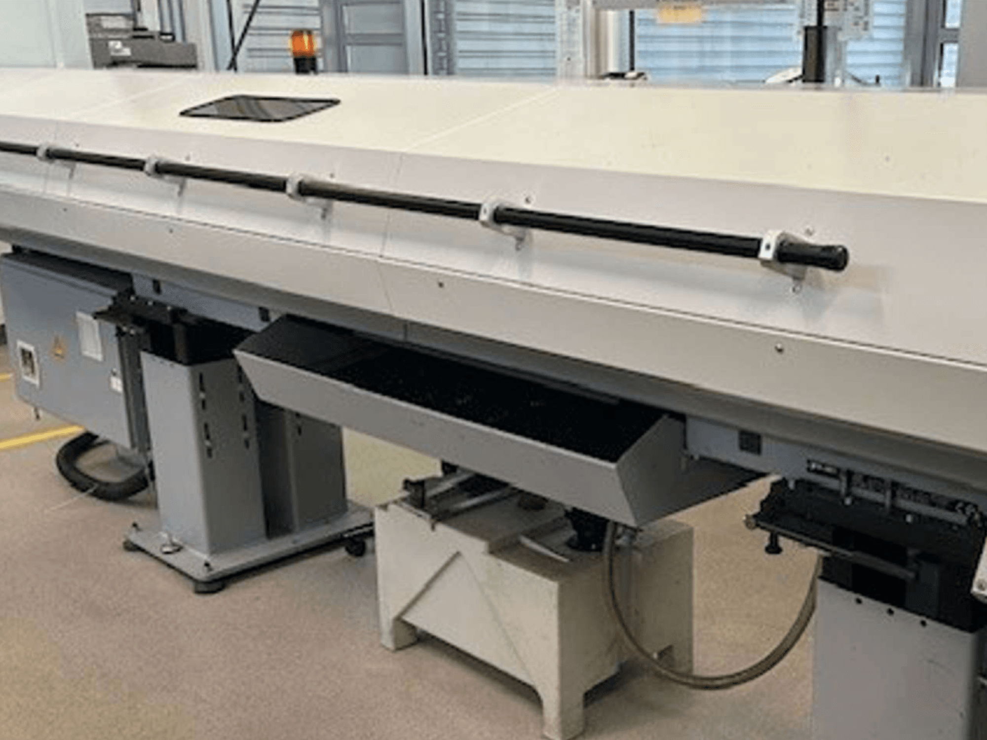 Vista frontal del centro de torneado y fresado Index G 200 RATIO LINE, que muestra su elegante diseño y su funcional panel de control.