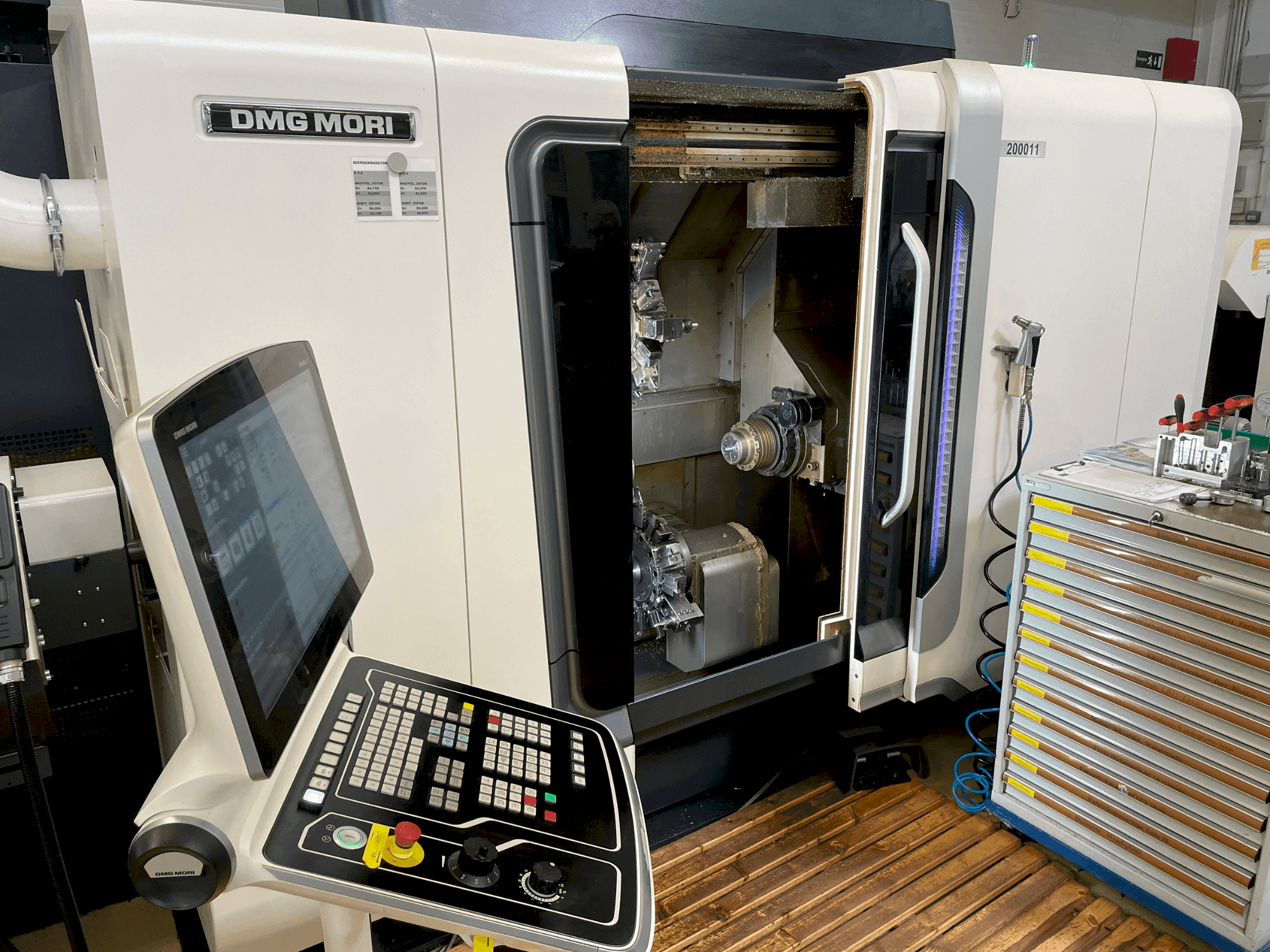 Vista izquierda de la máquina DMG MORI Sprint 50 2T