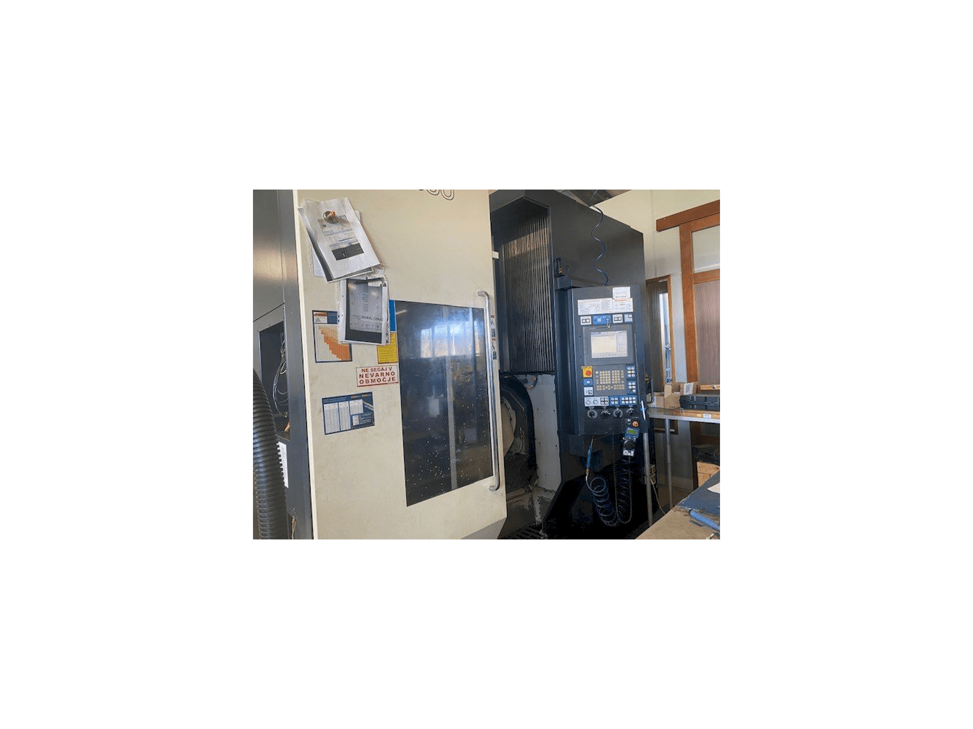 Vista frontal de la máquina Makino D500