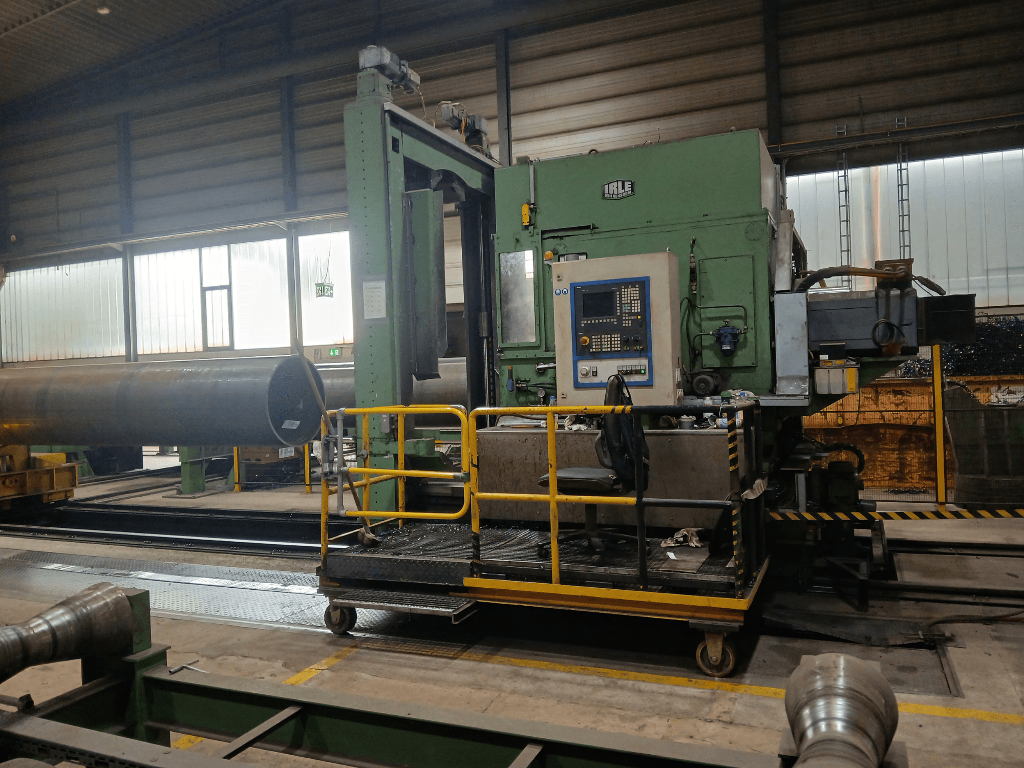 Centro de mecanizado horizontal CNC IRLE IRD 1600 visto de perfil, en el que destacan el panel de control y el sistema de guías para piezas pesadas.