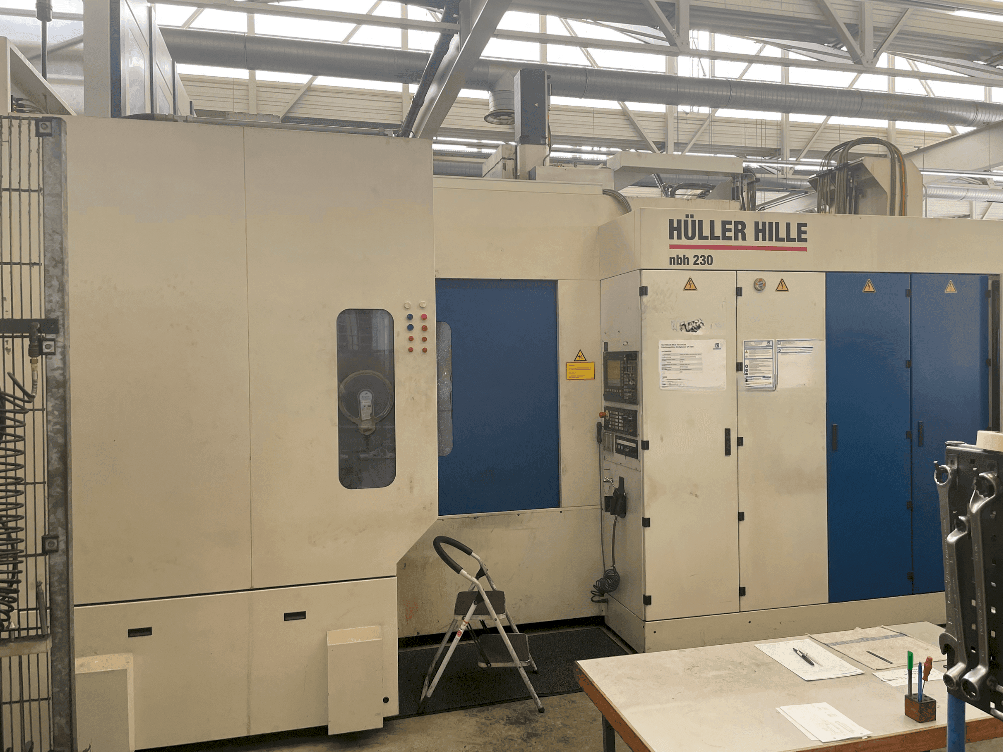 Vista frontal de la máquina HULLER HILLE NBH 230