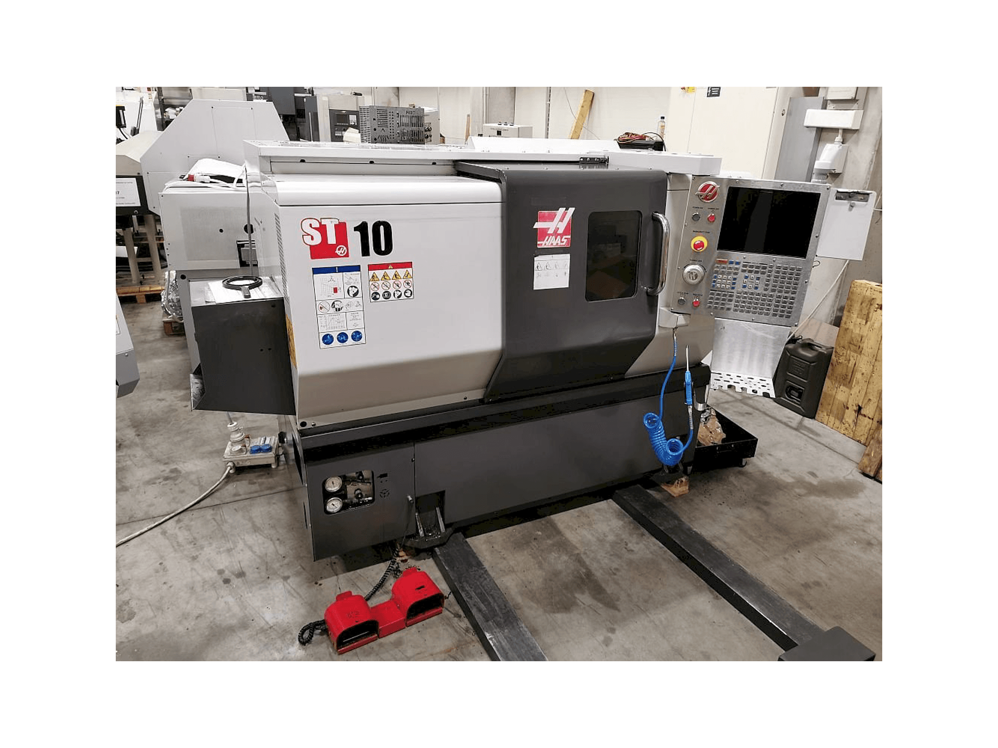 Vista frontal de la máquina HAAS ST 10