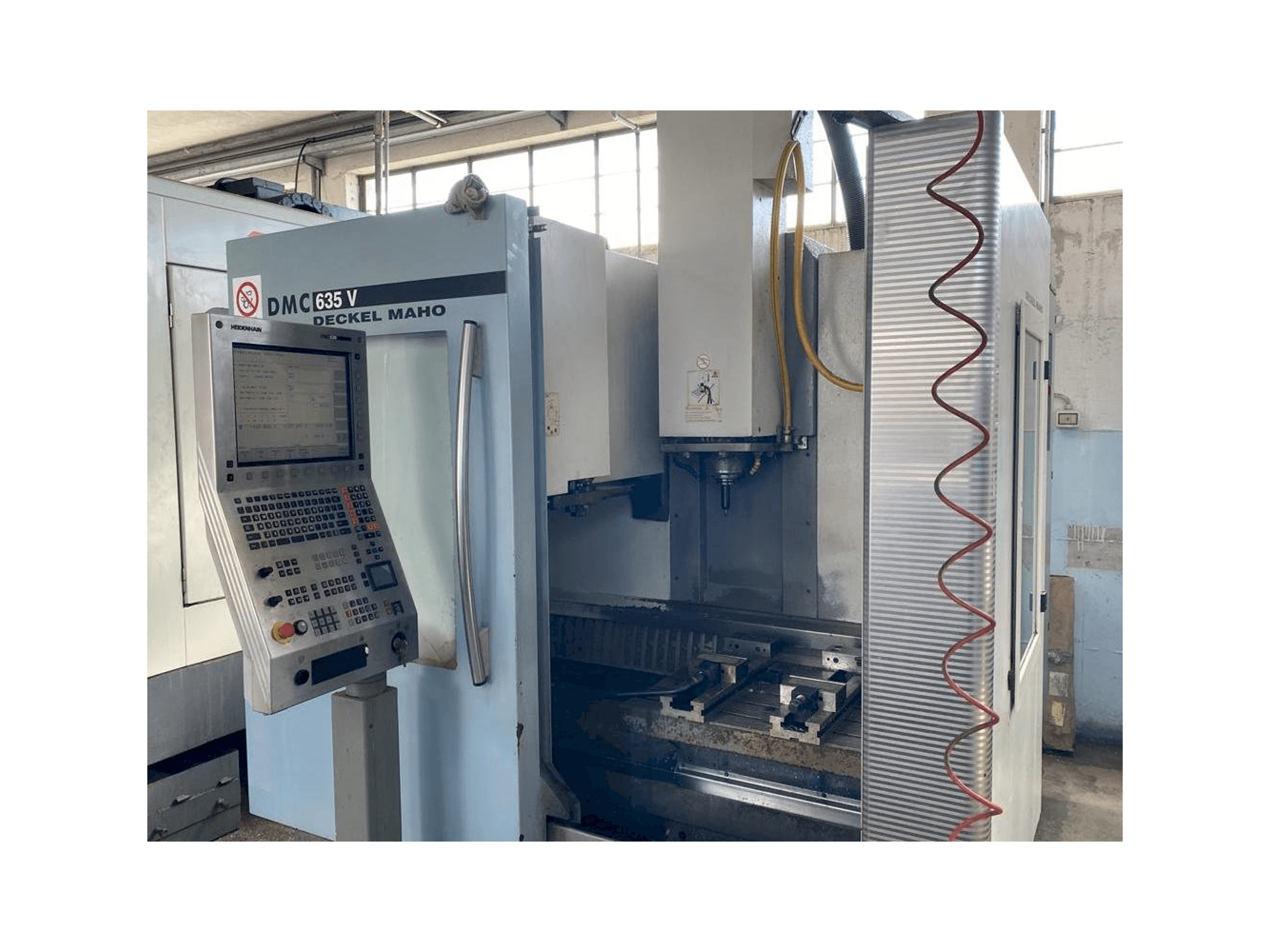 Vista frontal de la máquina DECKEL MAHO DMC 635V