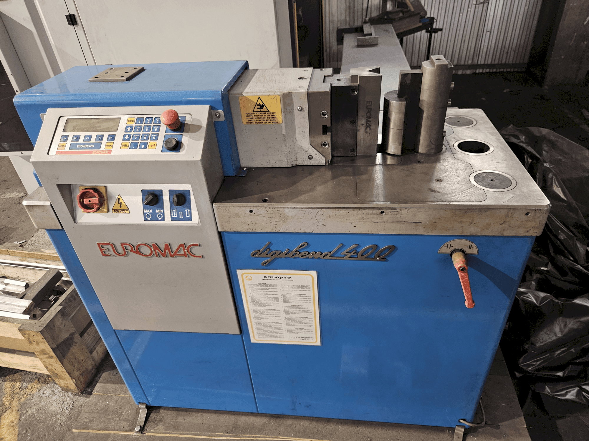 Vista frontal de la máquina Euromac DIGIBEND 400 CNC