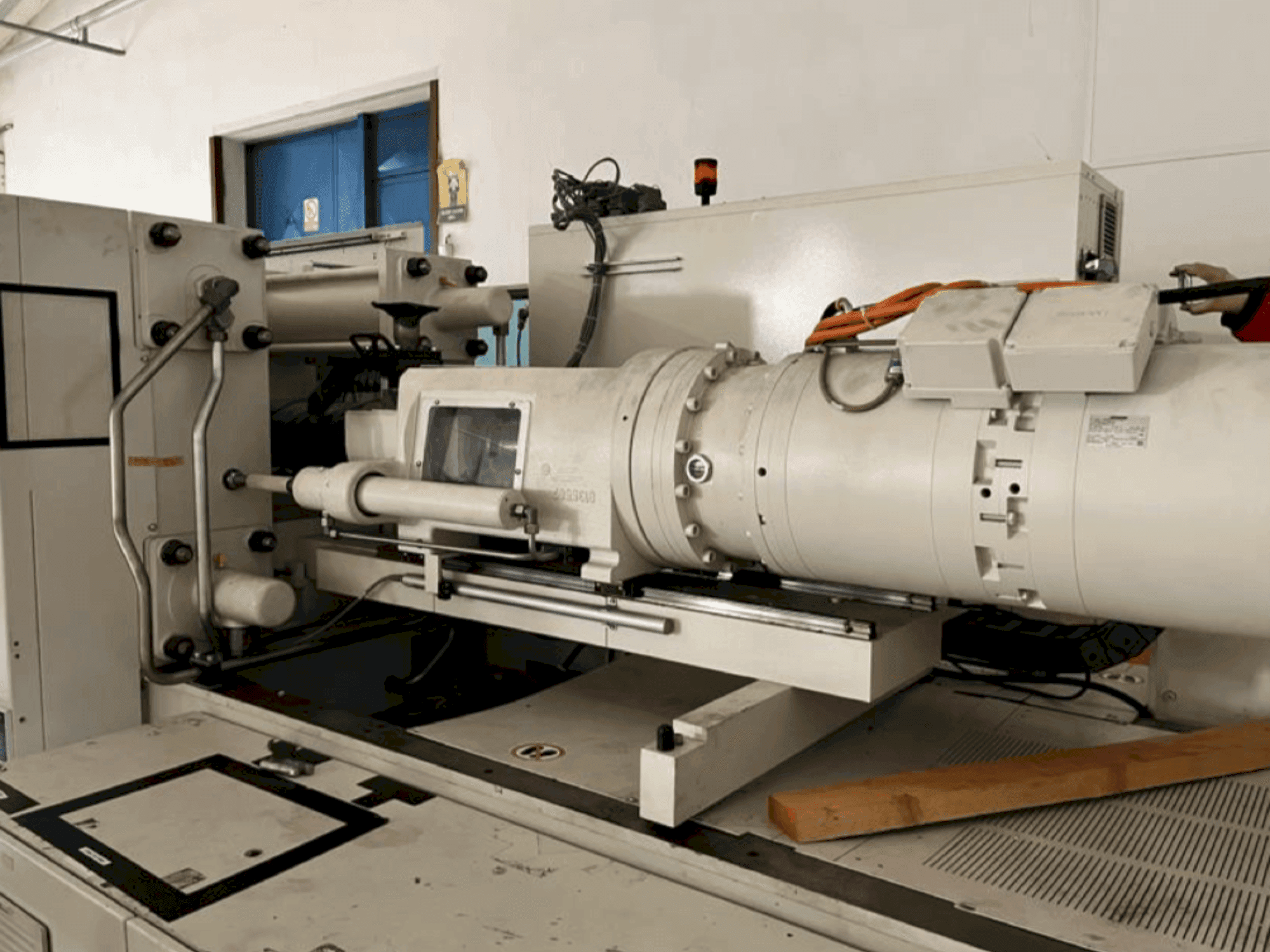 Vista frontal de la máquina Krauss Maffei 200-750 CX